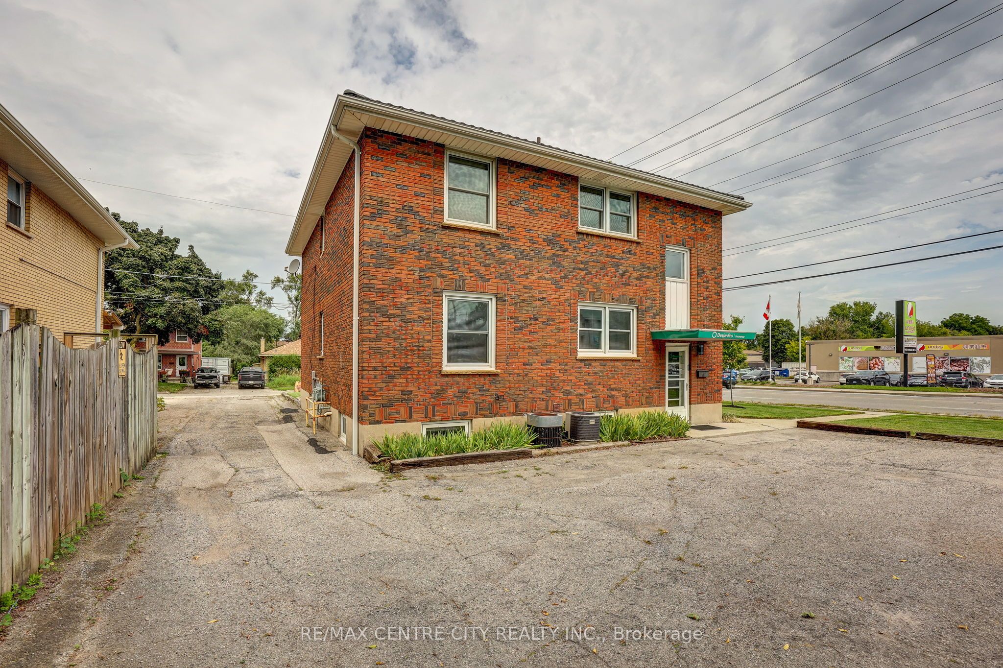 587 Lambton Street Property Photo 8