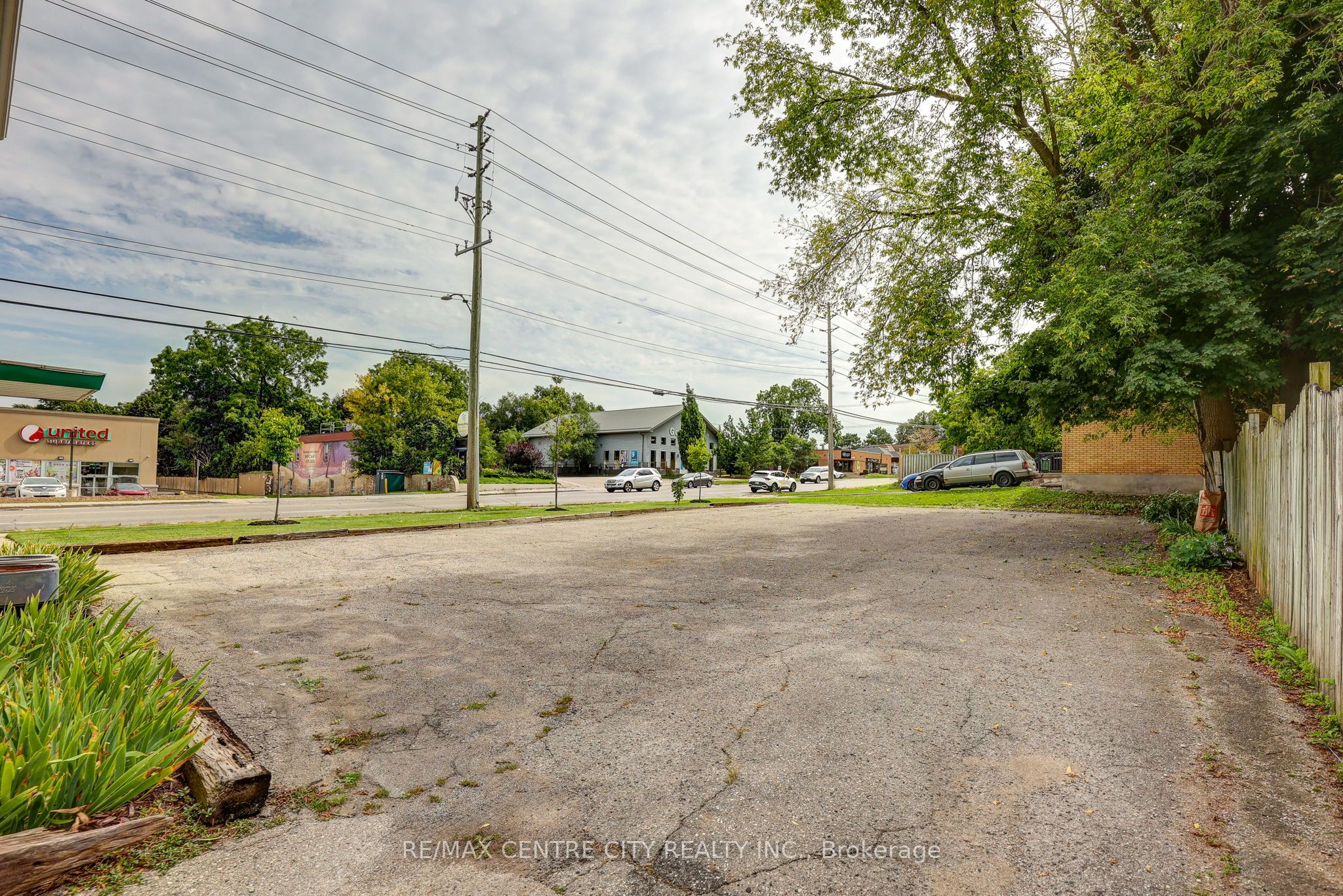 587 Lambton Street Property Photo 9