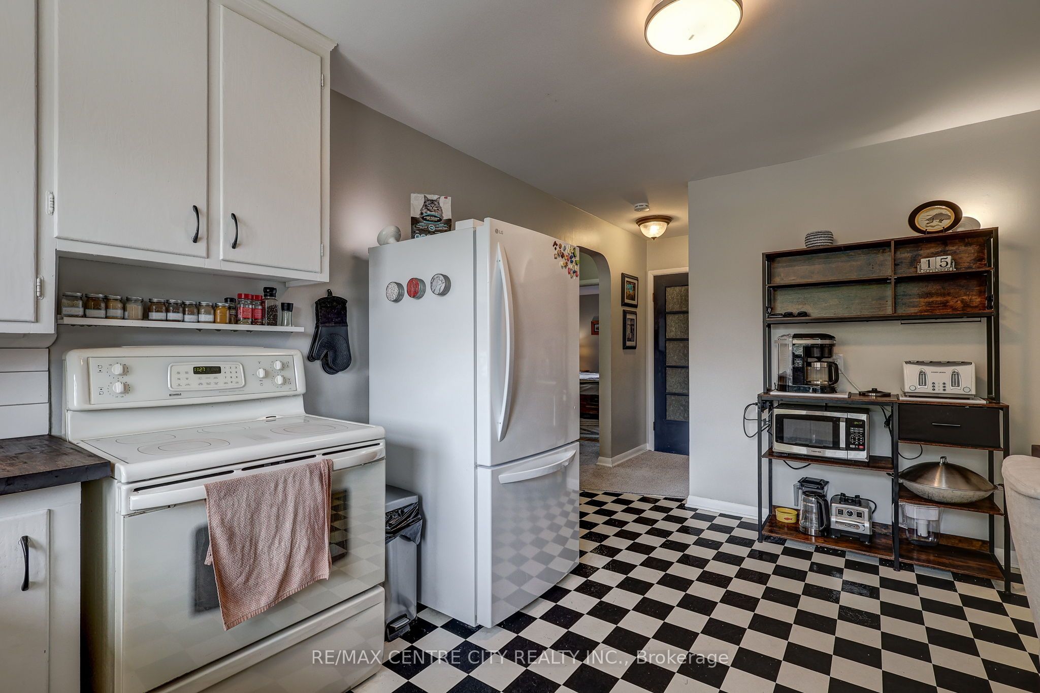 587 Lambton Street Property Photo 30