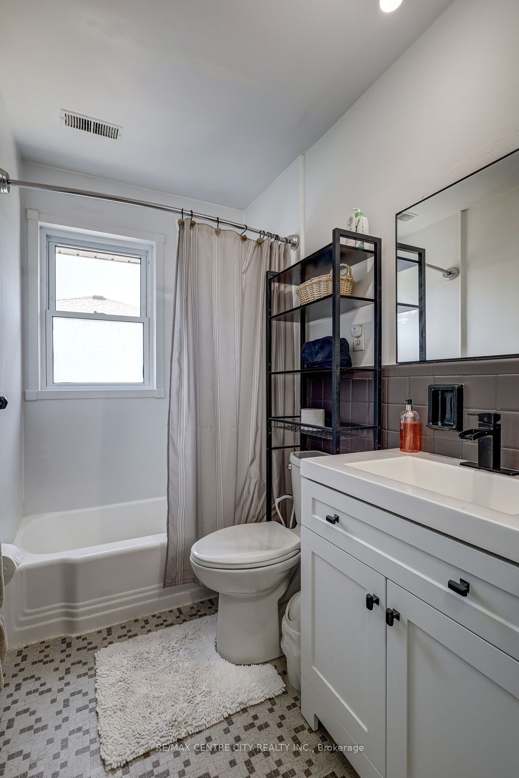 587 Lambton Street Property Photo 40