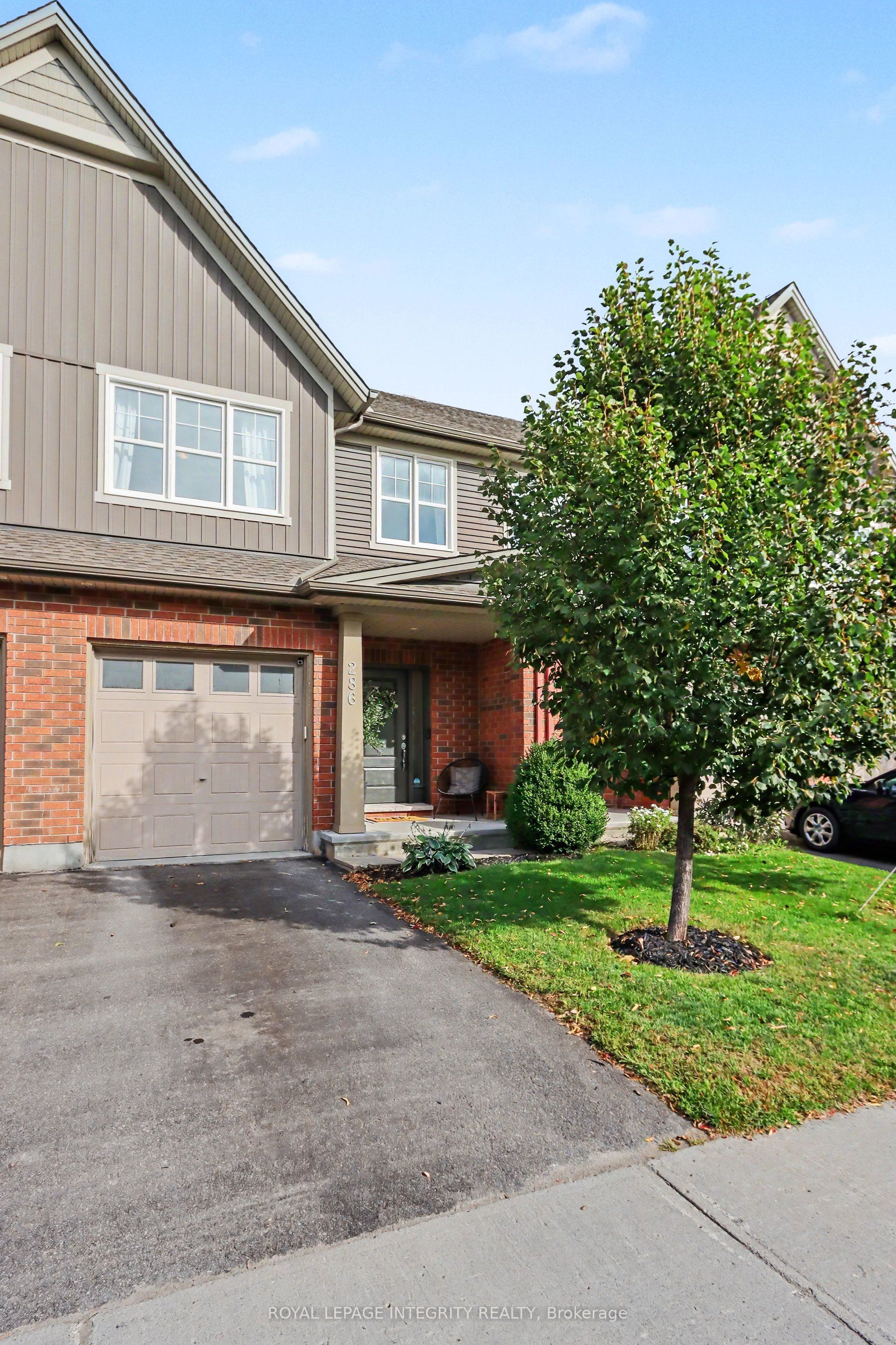 286 Fergus Crescent Property Photo 1
