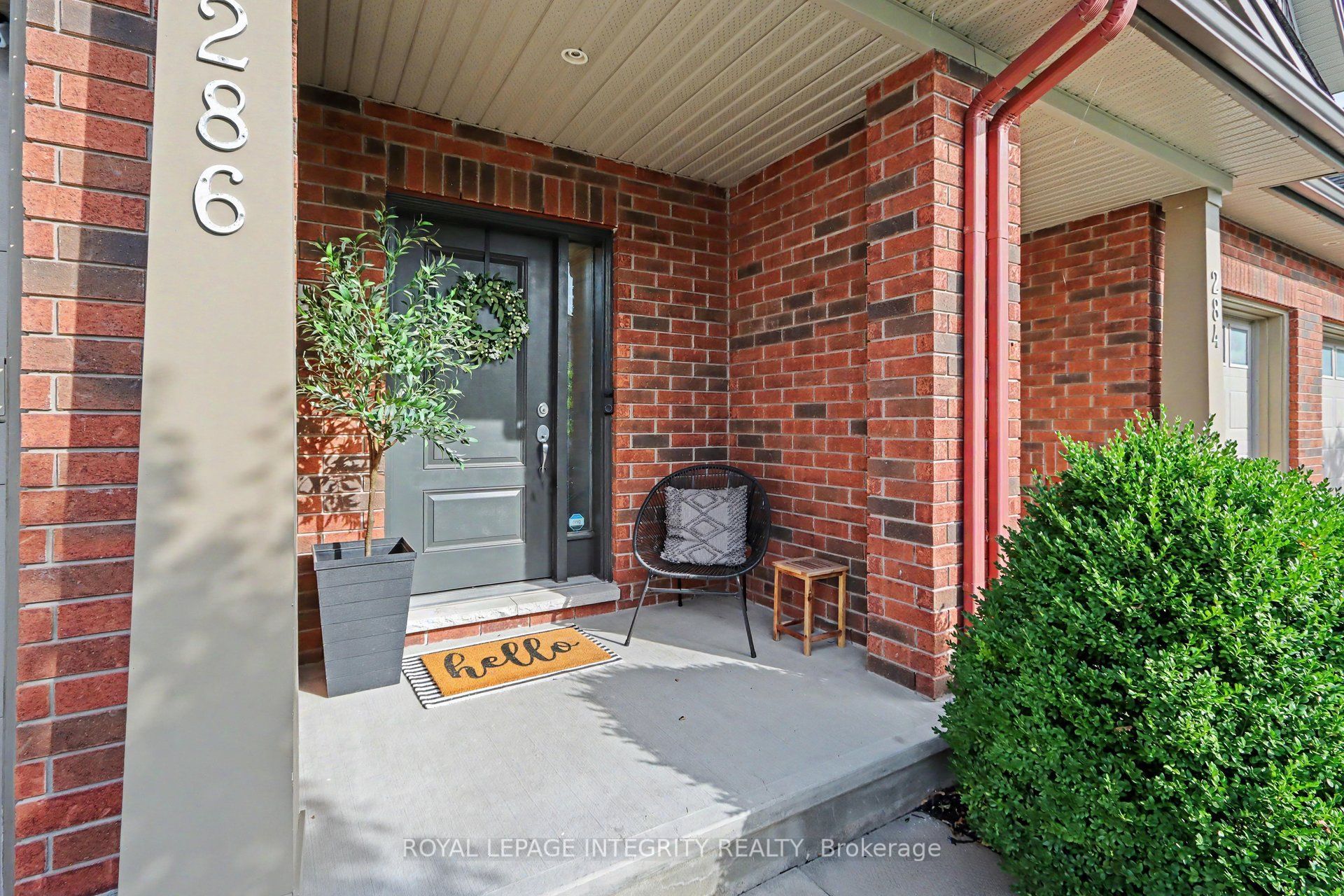 286 Fergus Crescent Property Photo 2