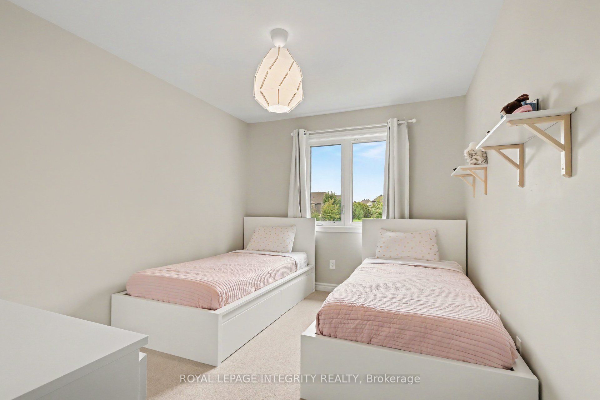 286 Fergus Crescent Property Photo 21