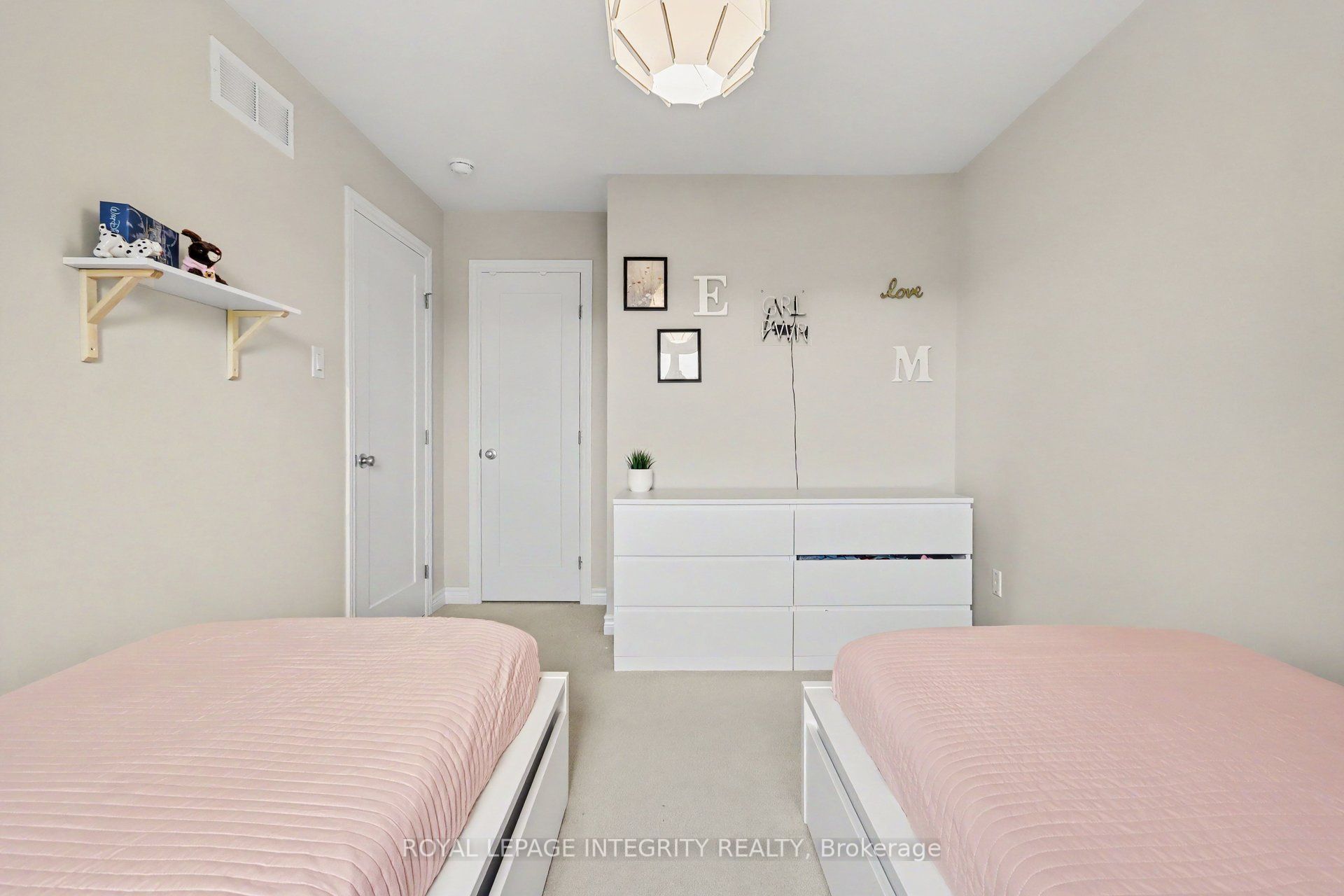 286 Fergus Crescent Property Photo 22