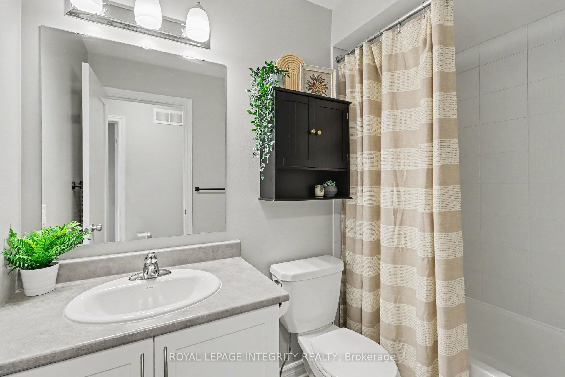 286 Fergus Crescent Property Photo 23