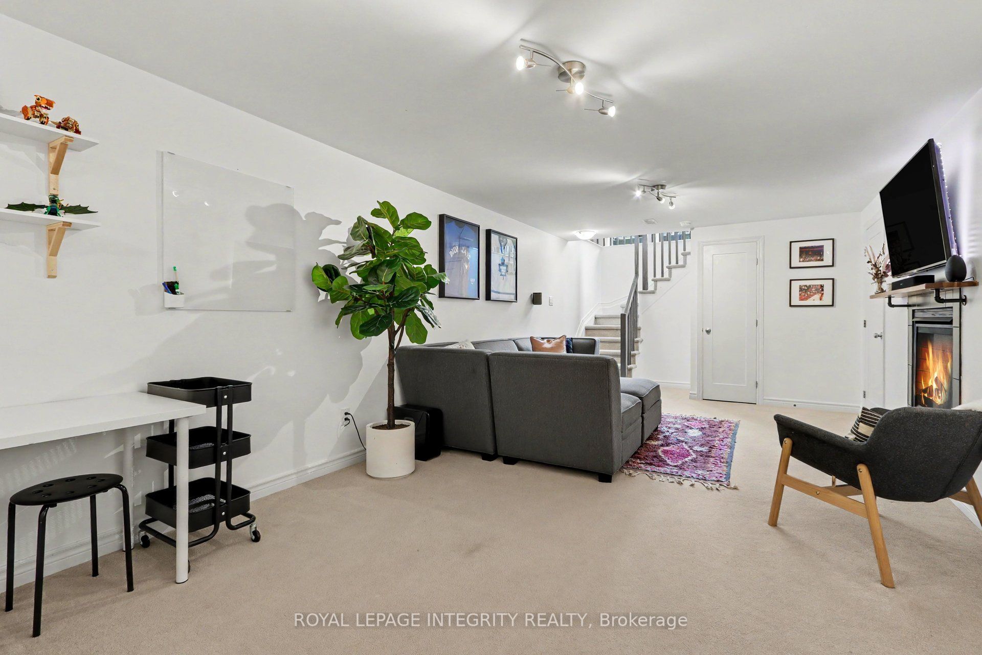 286 Fergus Crescent Property Photo 25