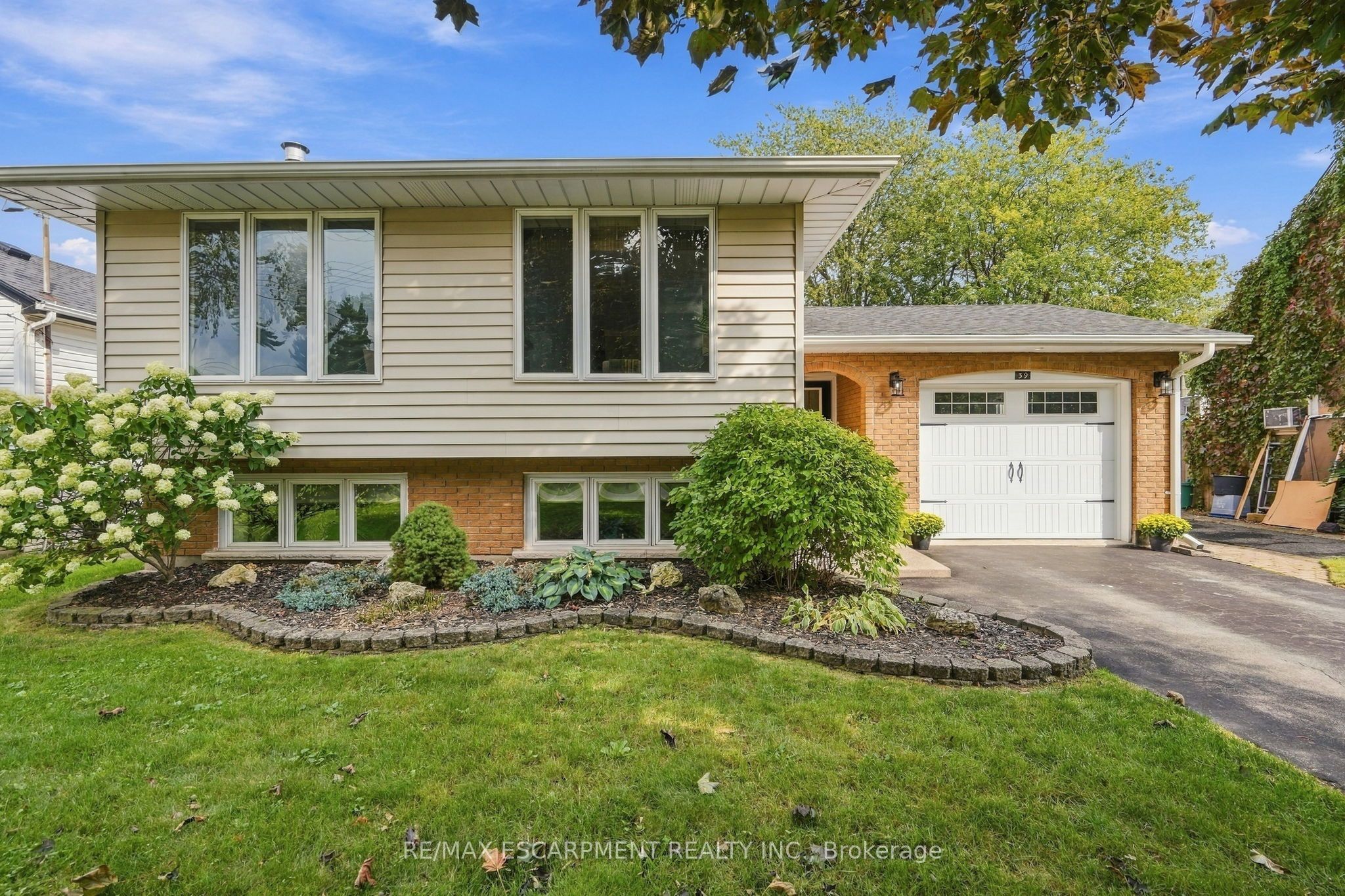 39 Rosemount Avenue Property Photo 2