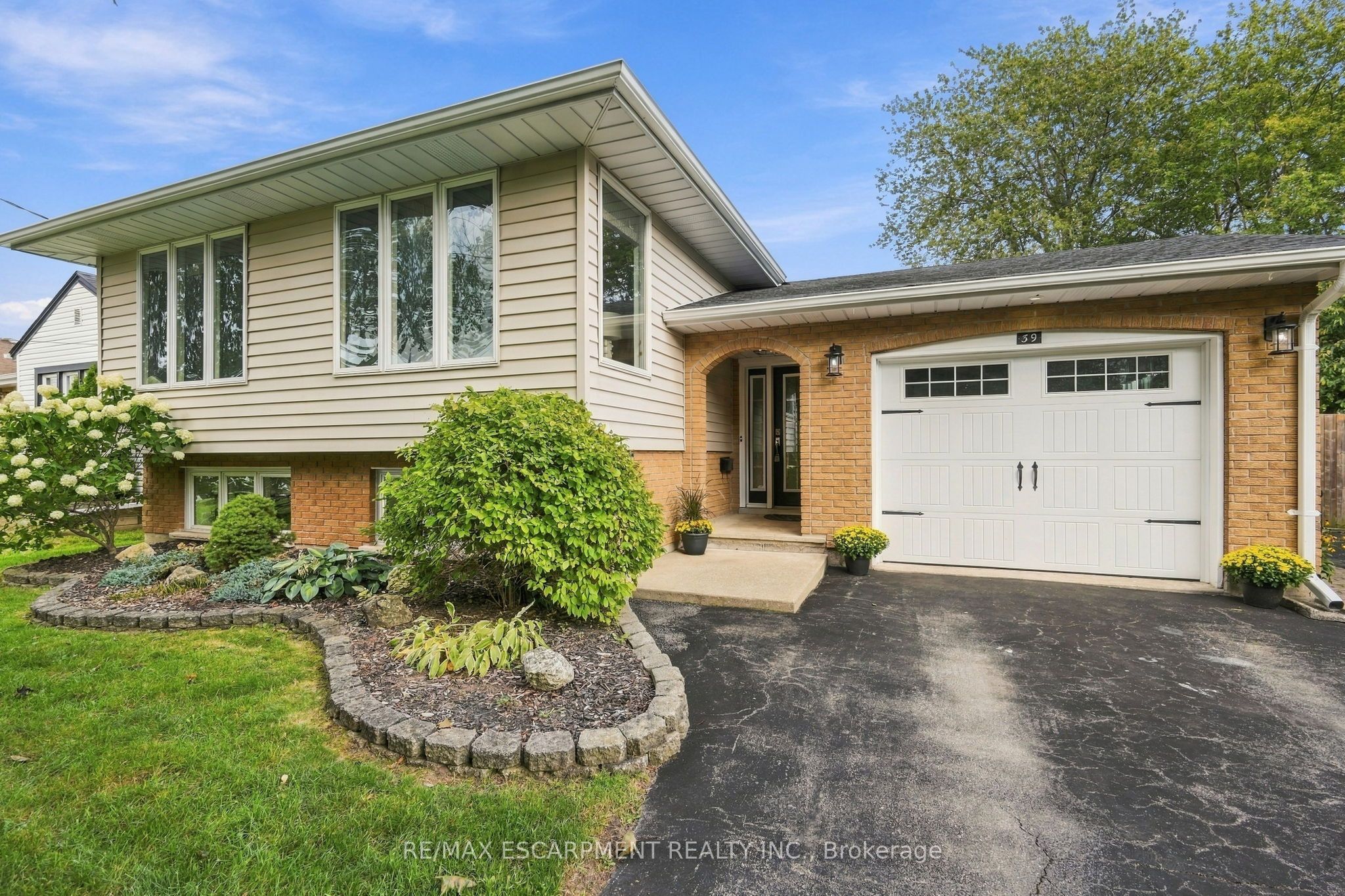 39 Rosemount Avenue Property Photo 3