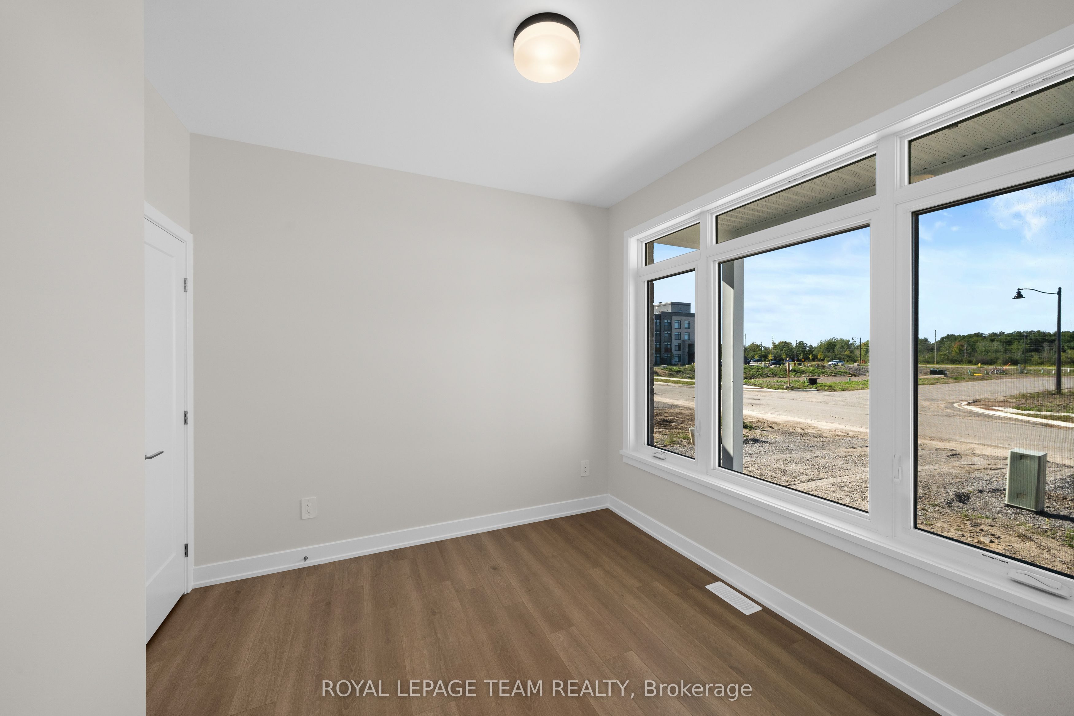1068 Dobbie Street Property Photo 4