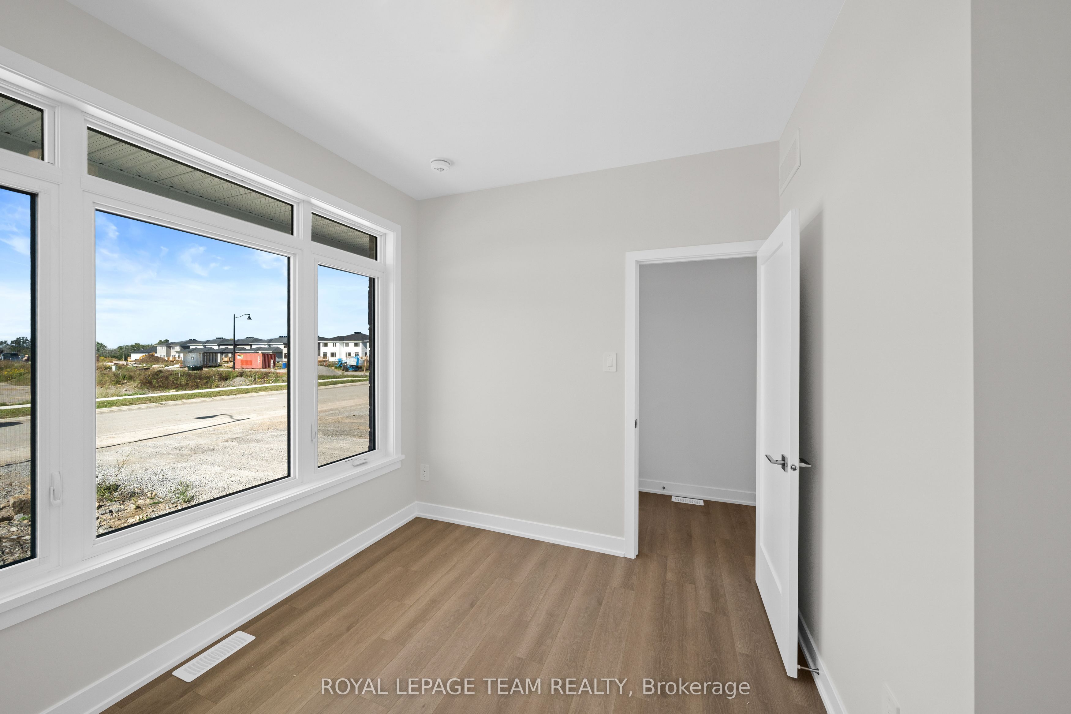 1068 Dobbie Street Property Photo 6