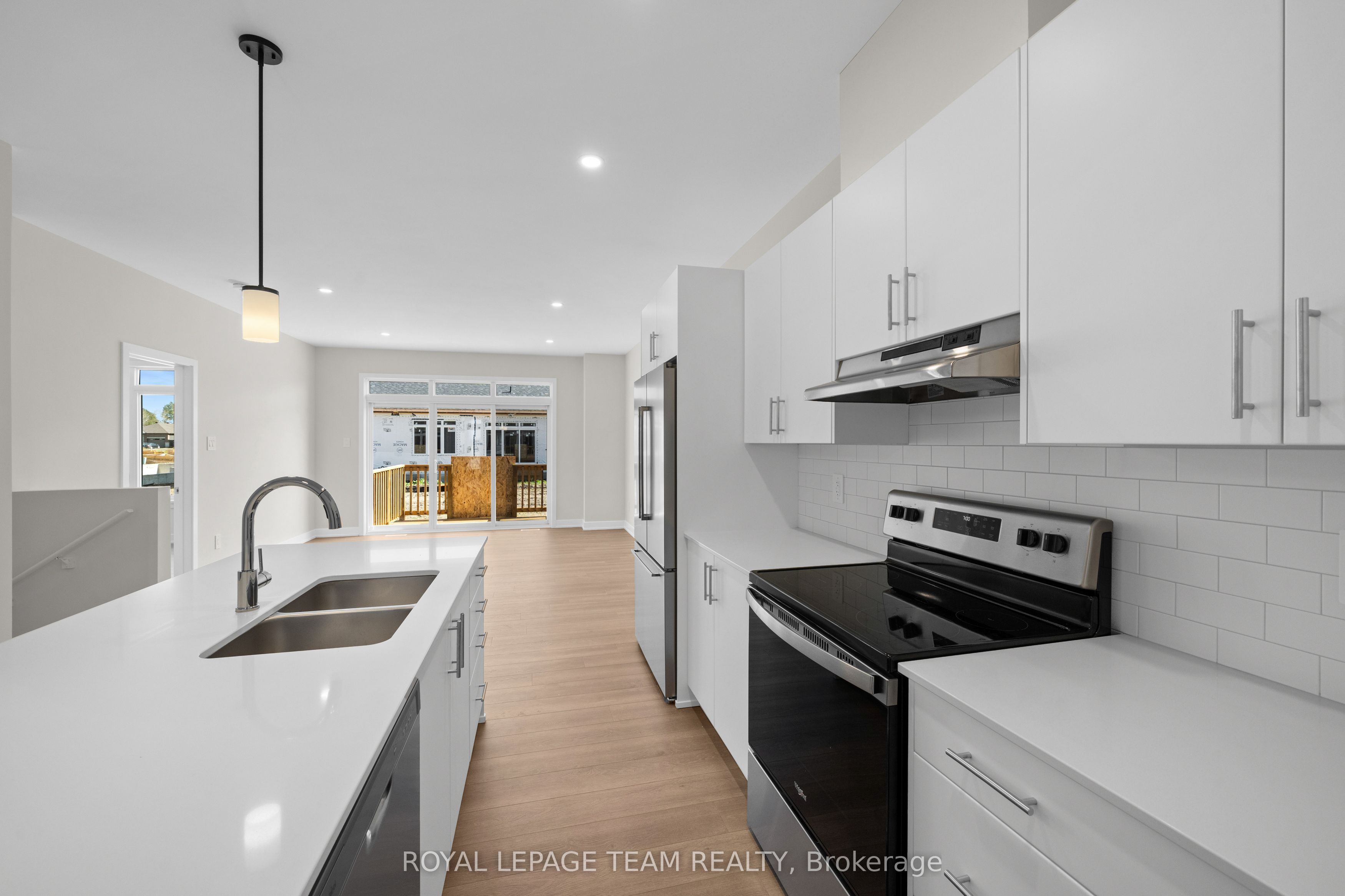 1068 Dobbie Street Property Photo 12