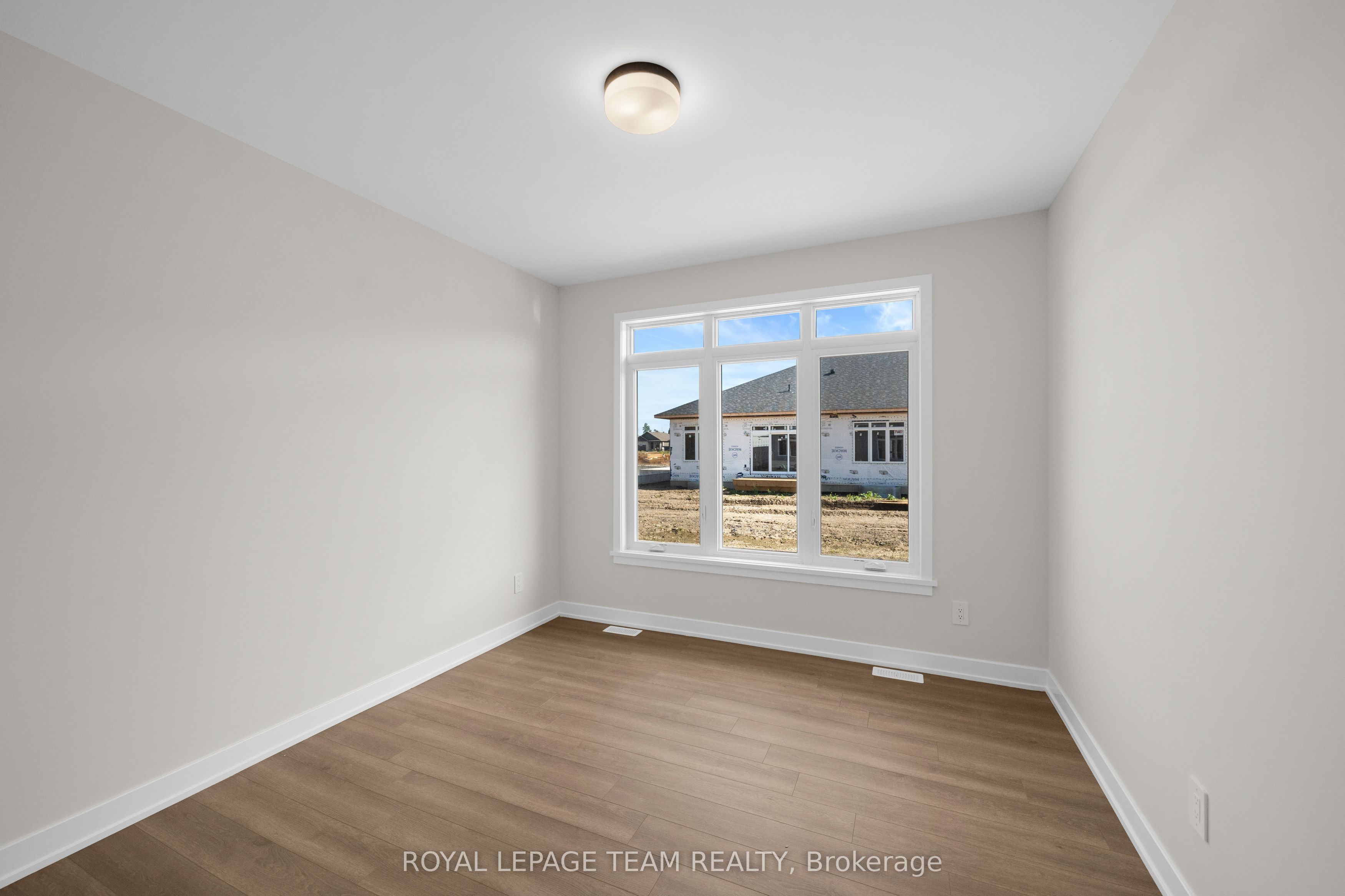 1068 Dobbie Street Property Photo 19