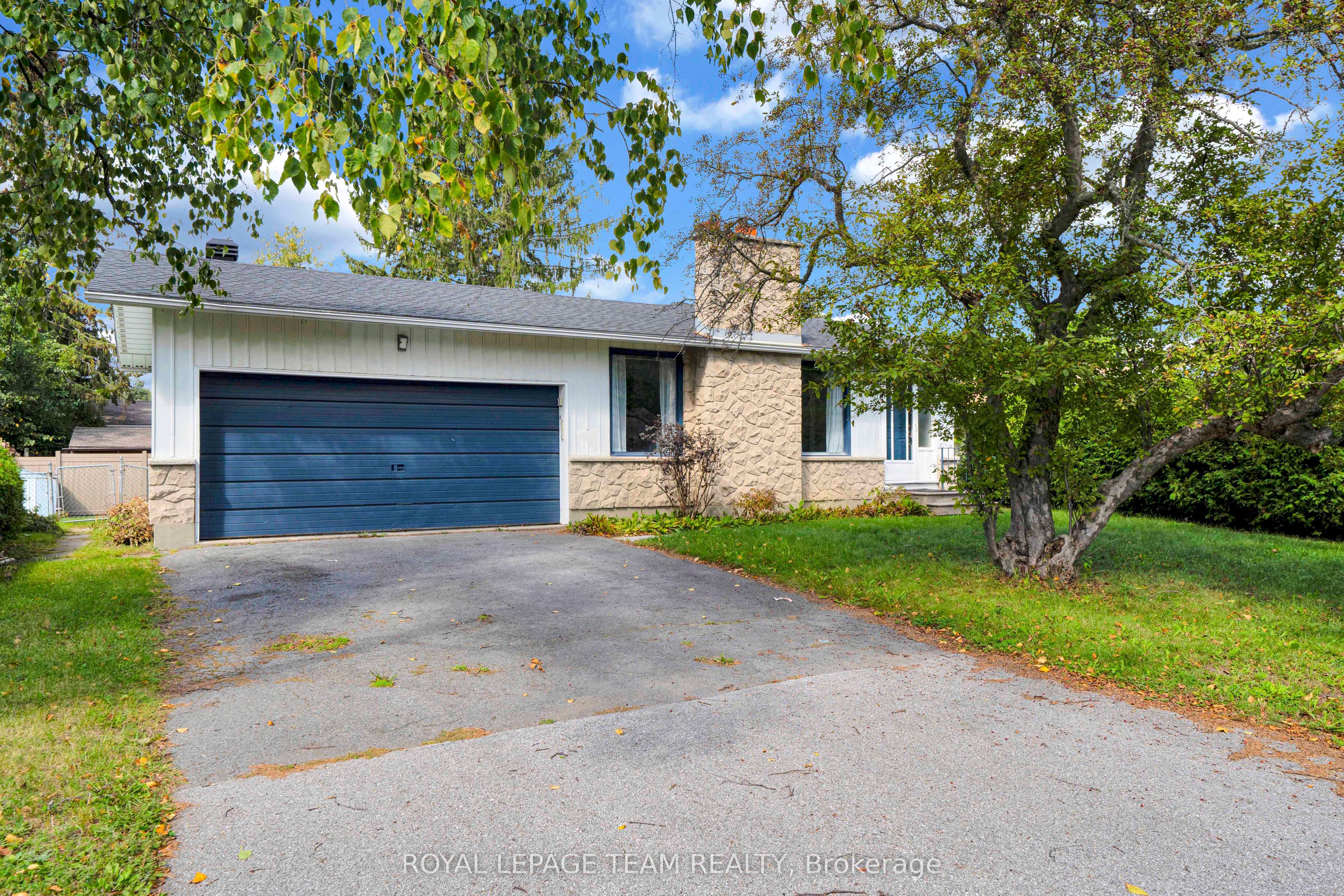 101 Country Lane W Property Photo 1