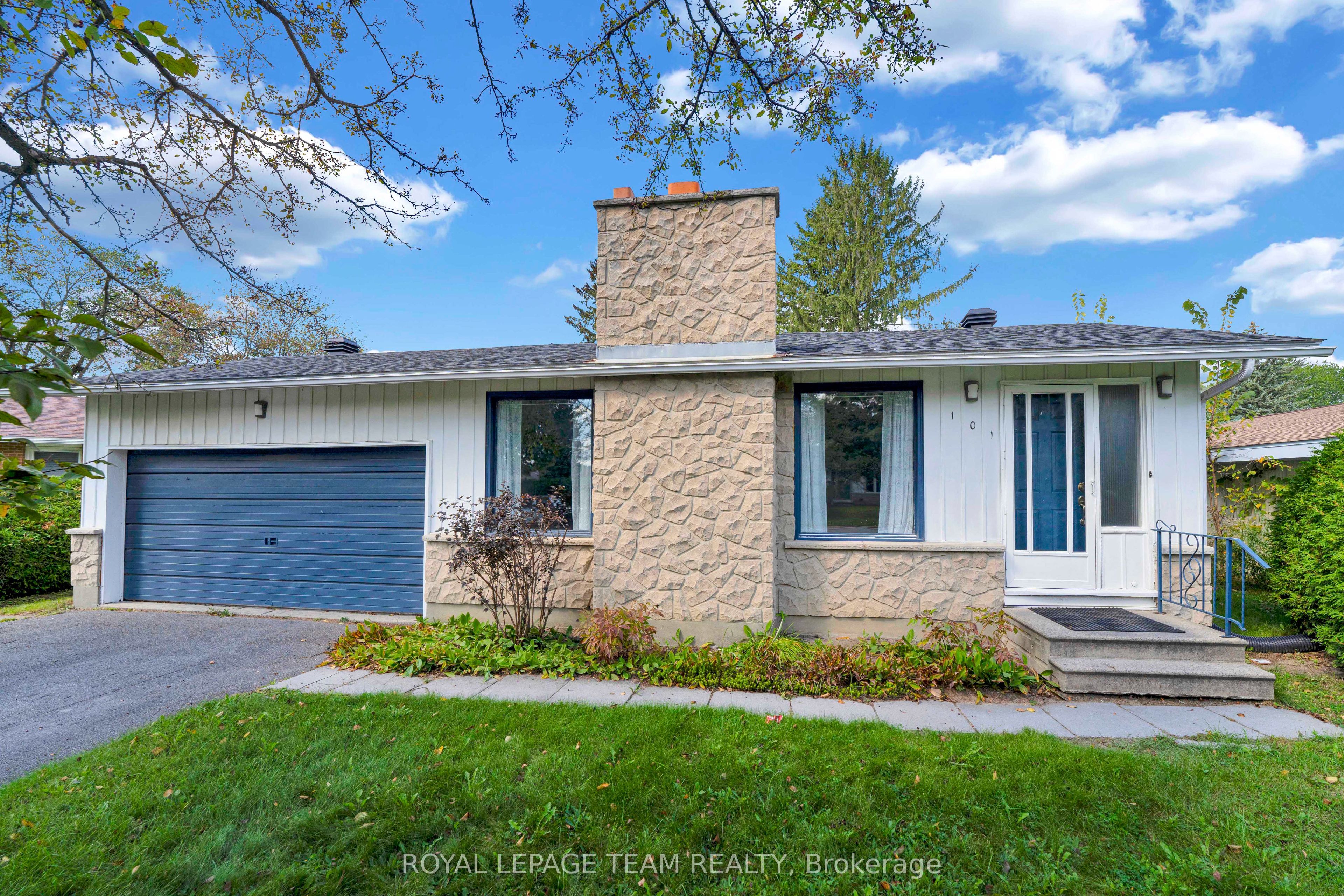 101 Country Lane W Property Photo 2
