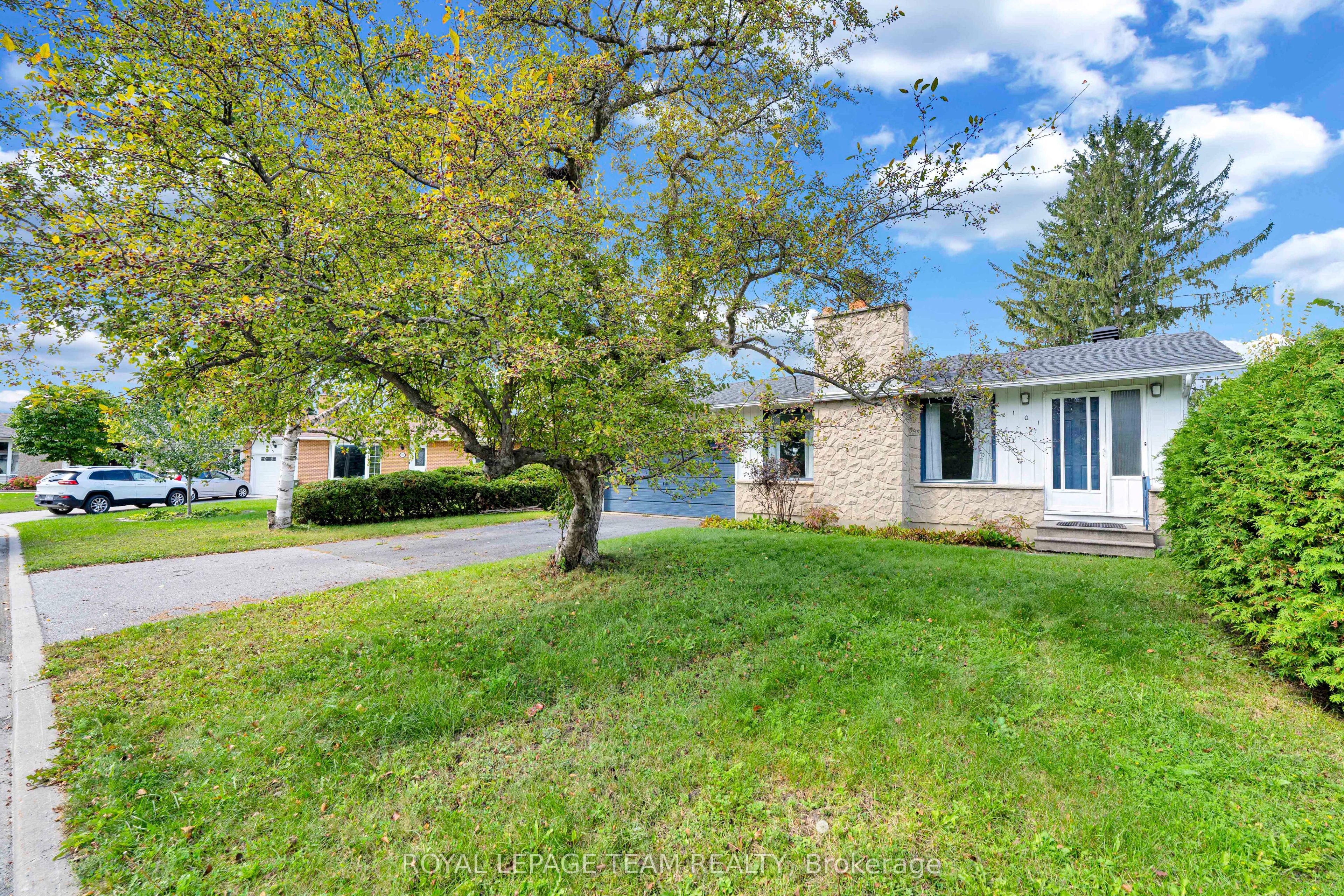 101 Country Lane W Property Photo 4
