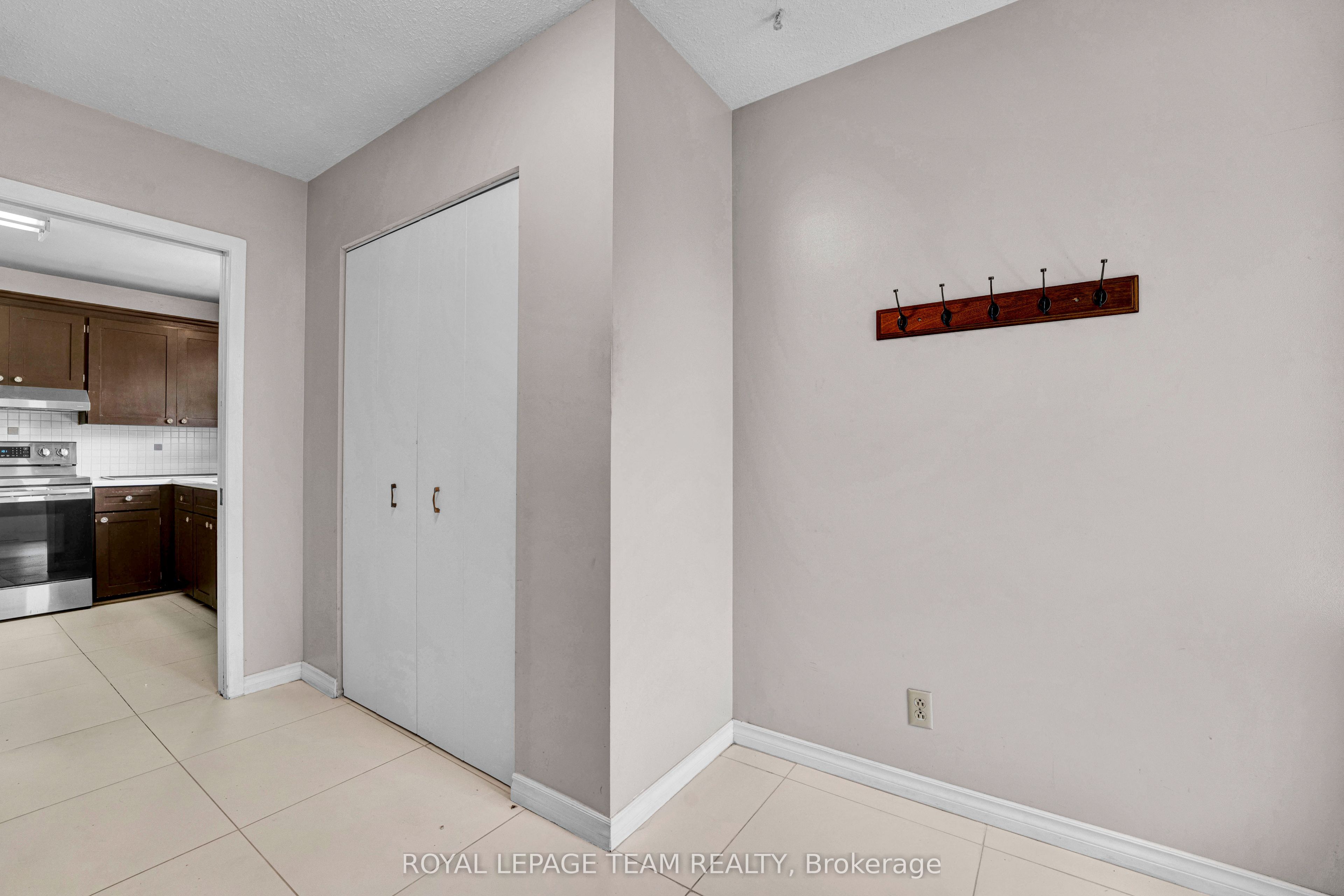 101 Country Lane W Property Photo 6