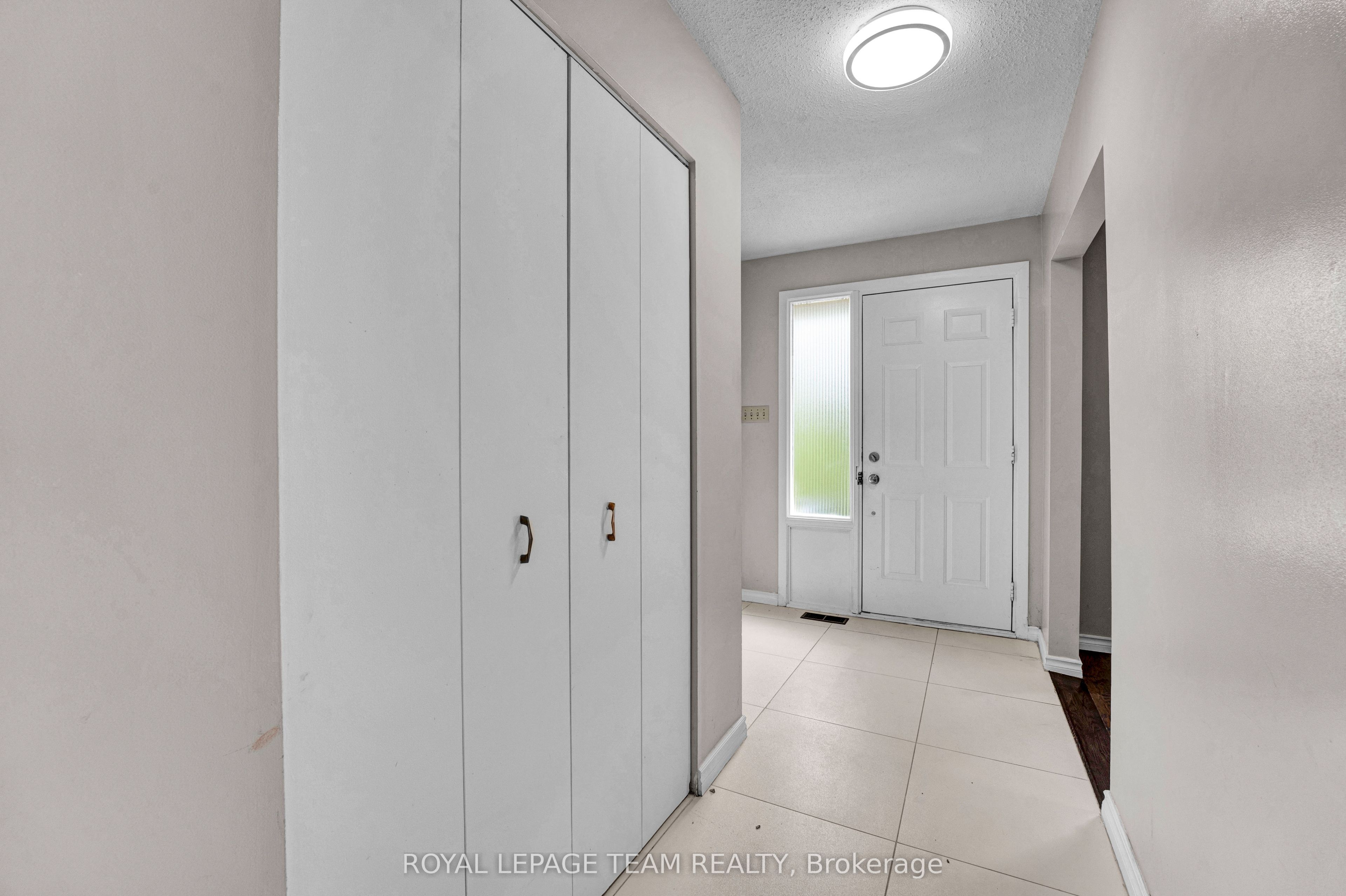 101 Country Lane W Property Photo 7