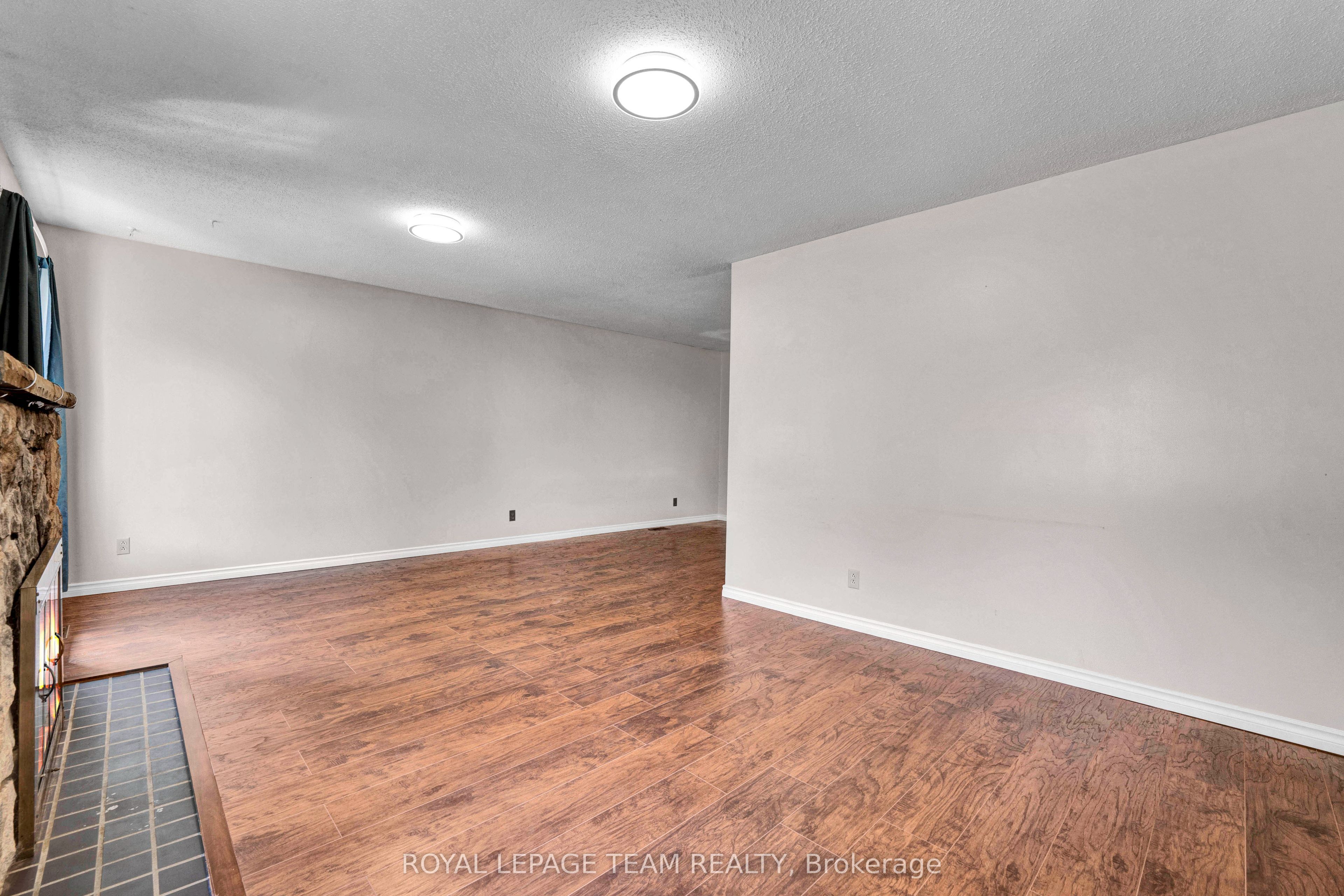 101 Country Lane W Property Photo 8