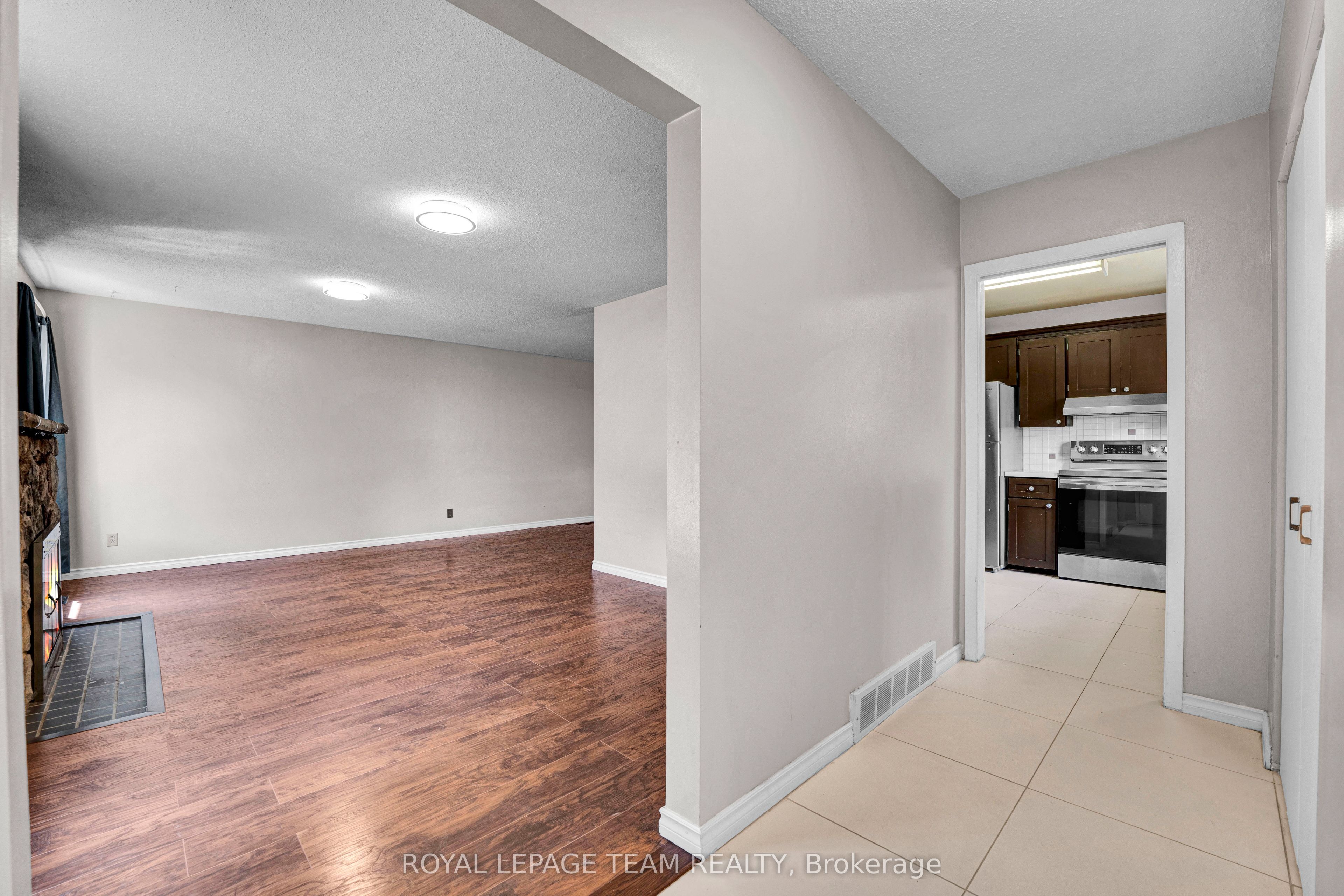 101 Country Lane W Property Photo 9
