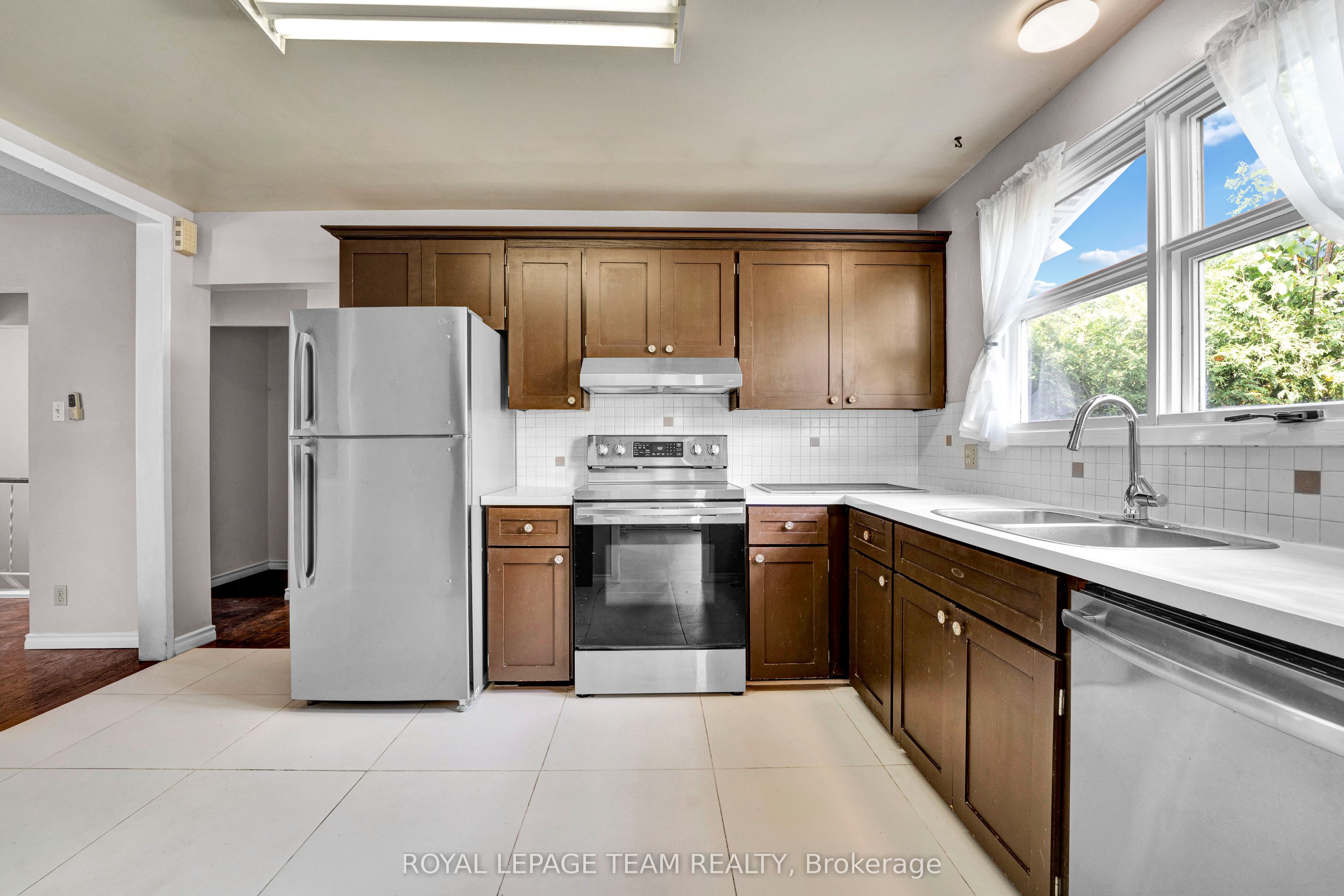 101 Country Lane W Property Photo 10