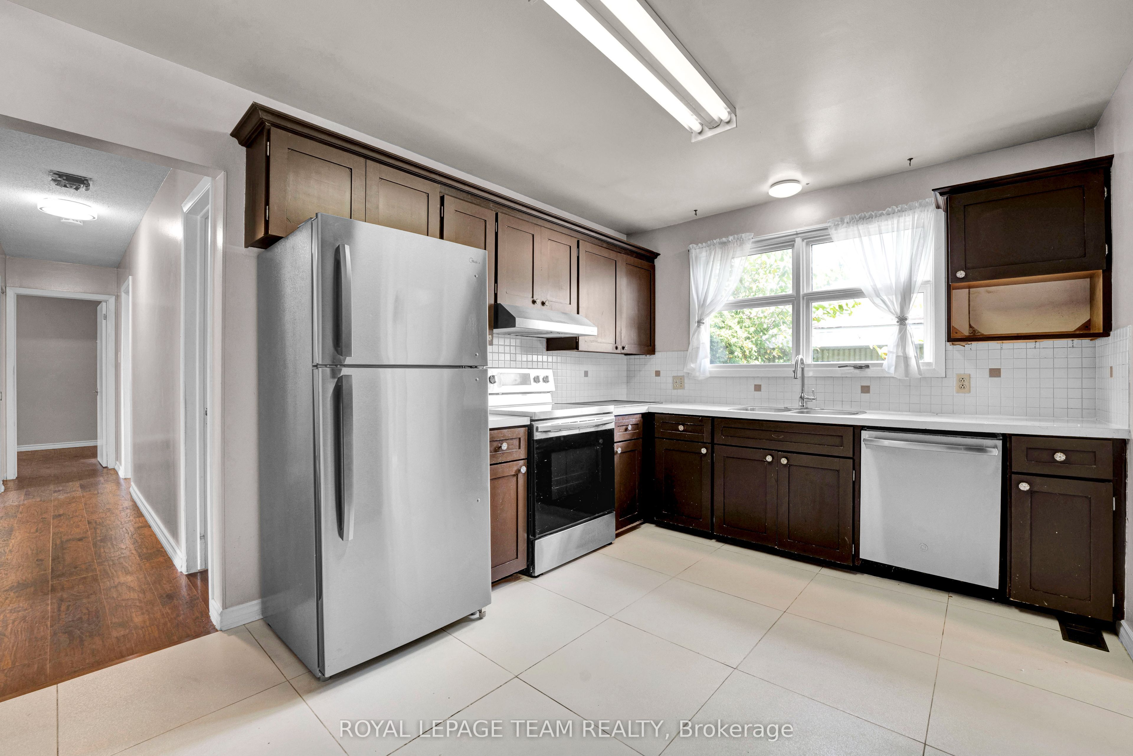 101 Country Lane W Property Photo 12
