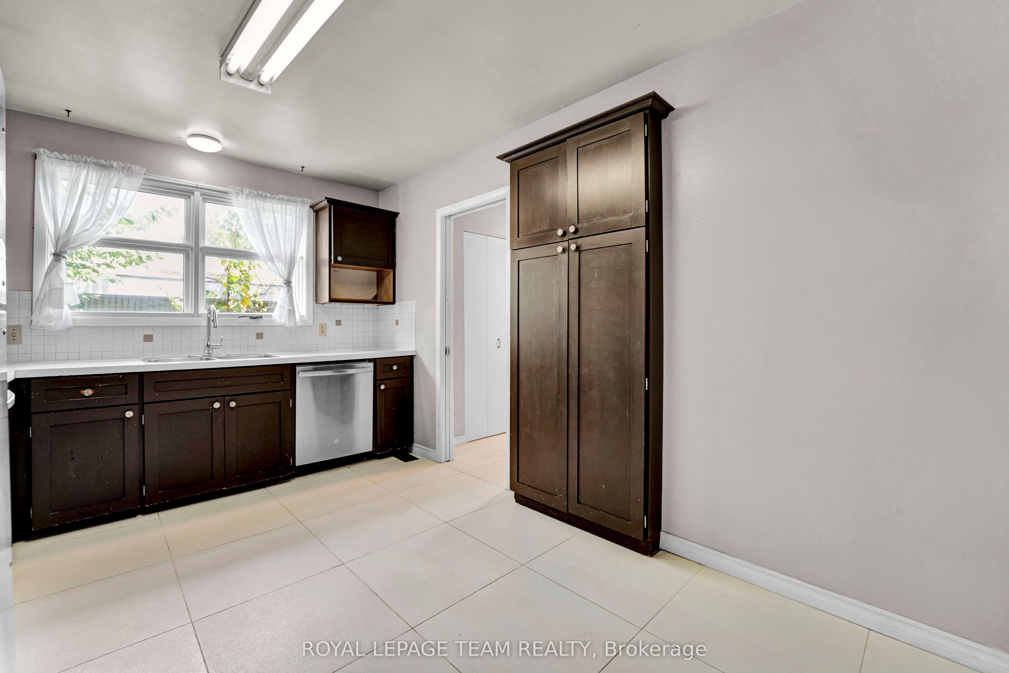 101 Country Lane W Property Photo 13