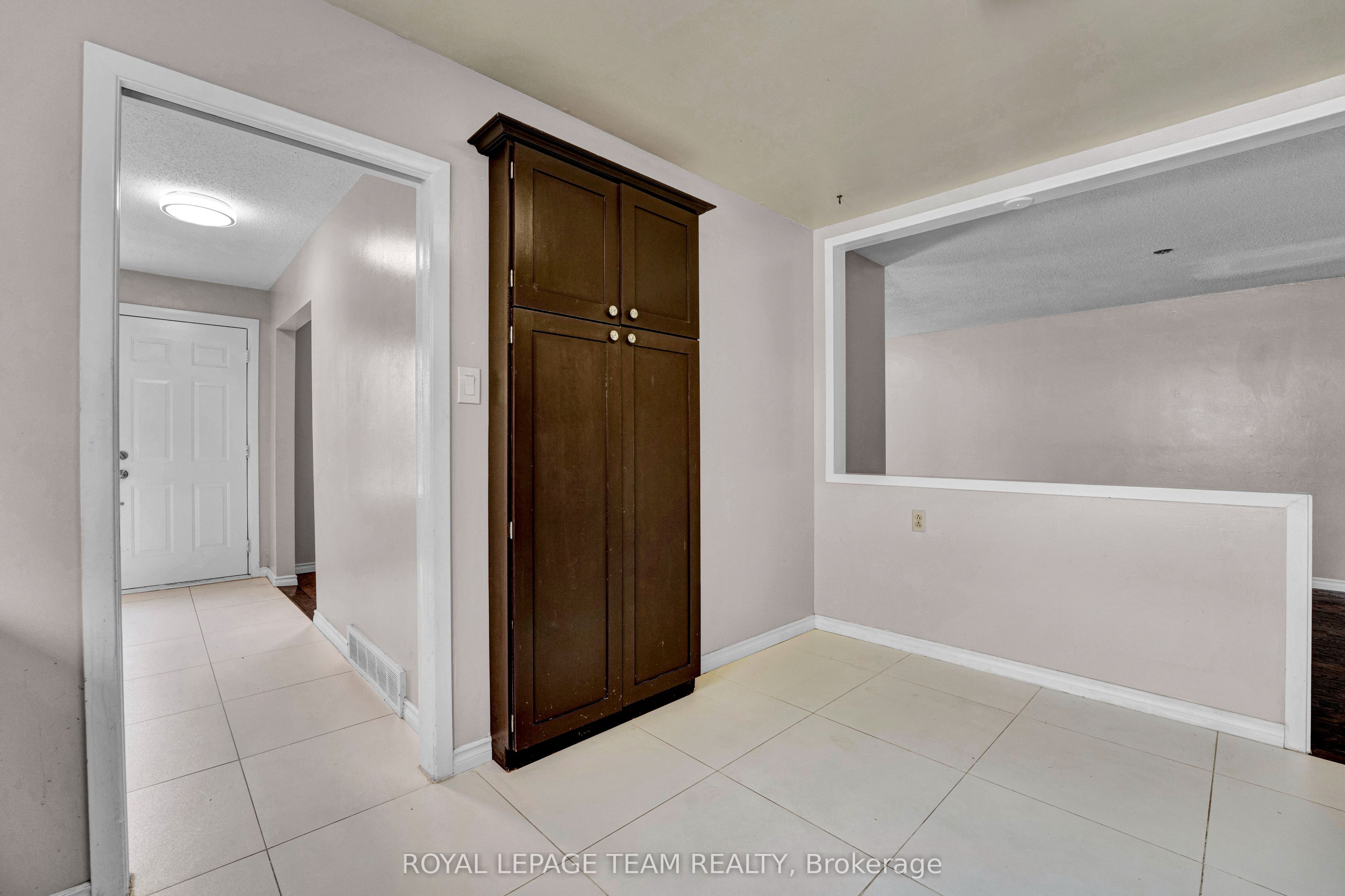 101 Country Lane W Property Photo 14