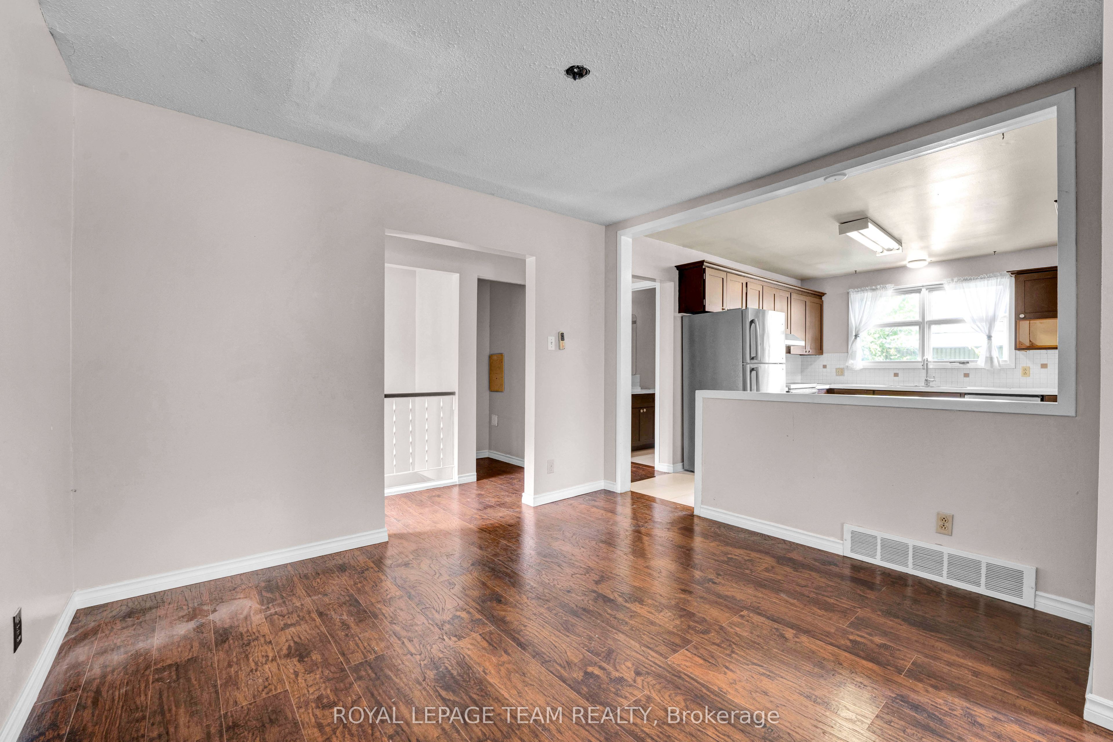 101 Country Lane W Property Photo 15