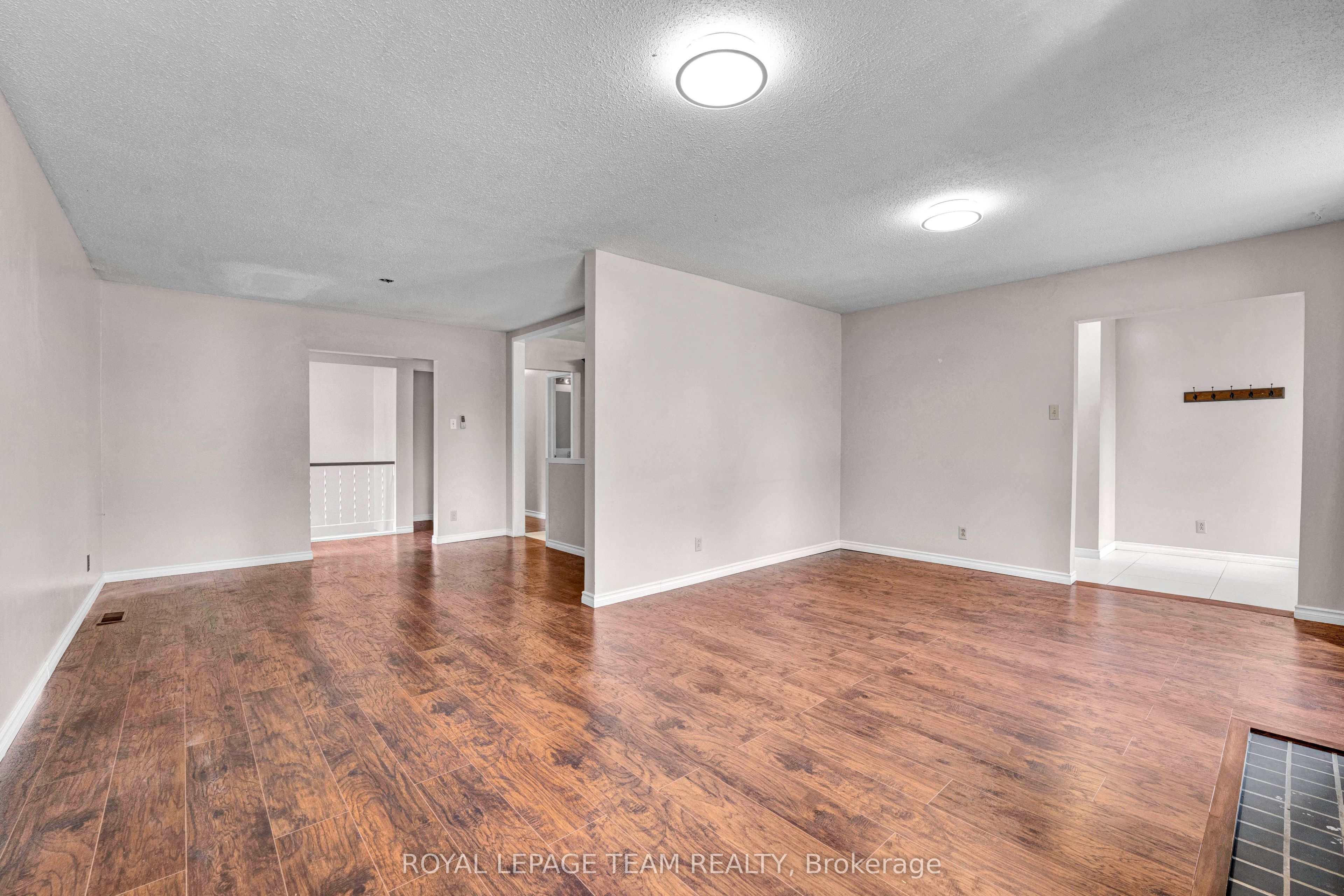 101 Country Lane W Property Photo 17