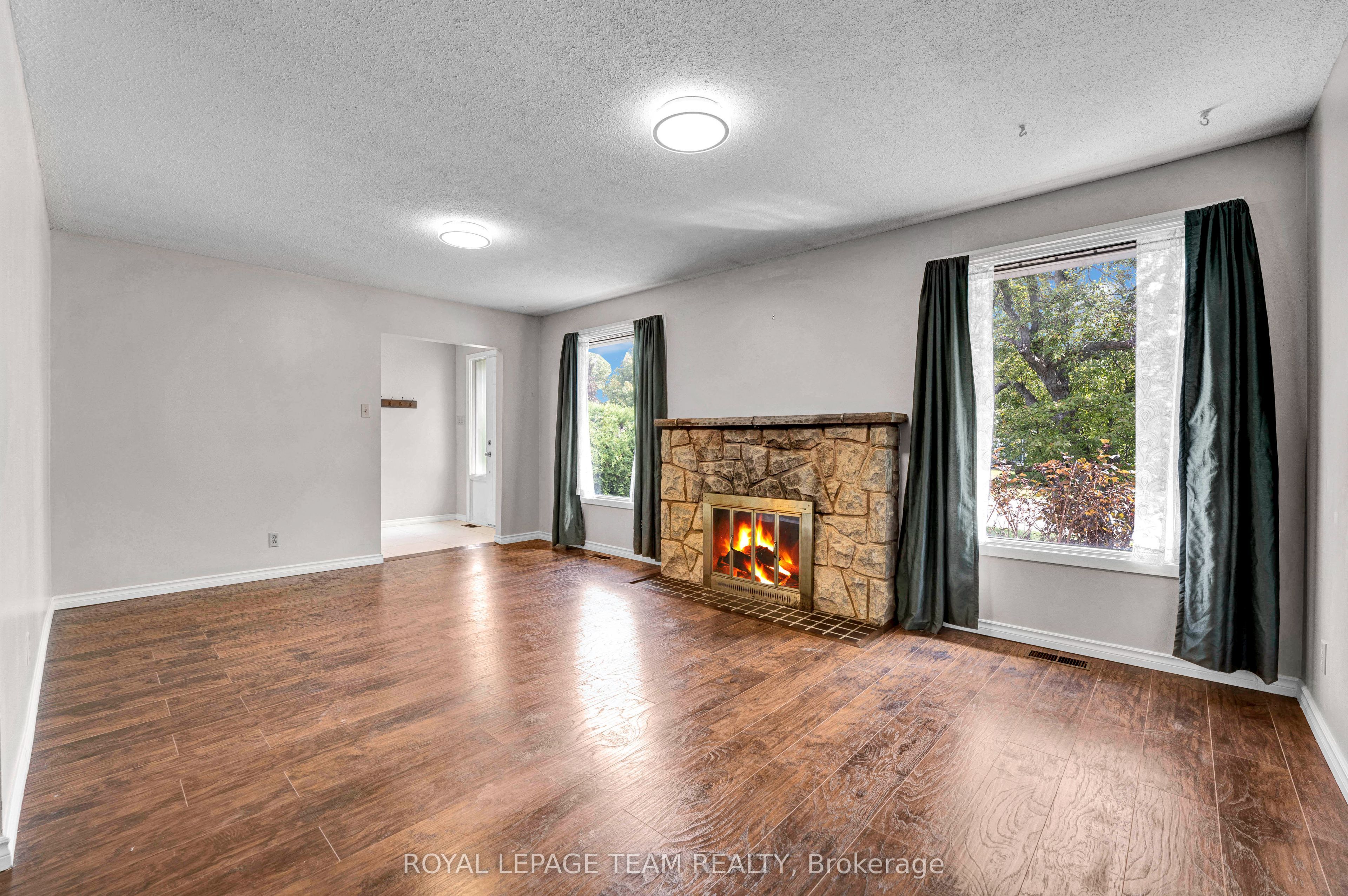 101 Country Lane W Property Photo 18