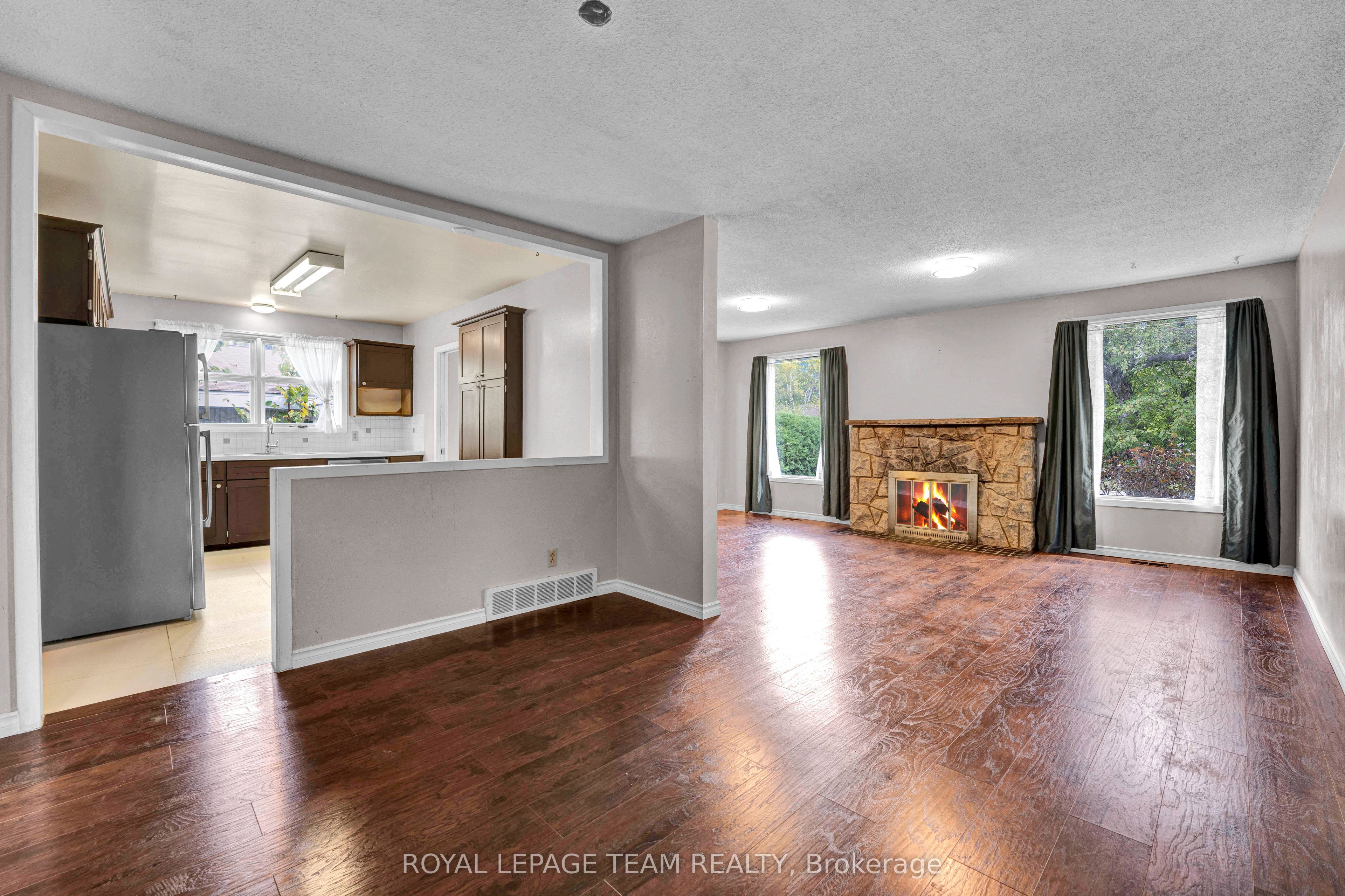101 Country Lane W Property Photo 19