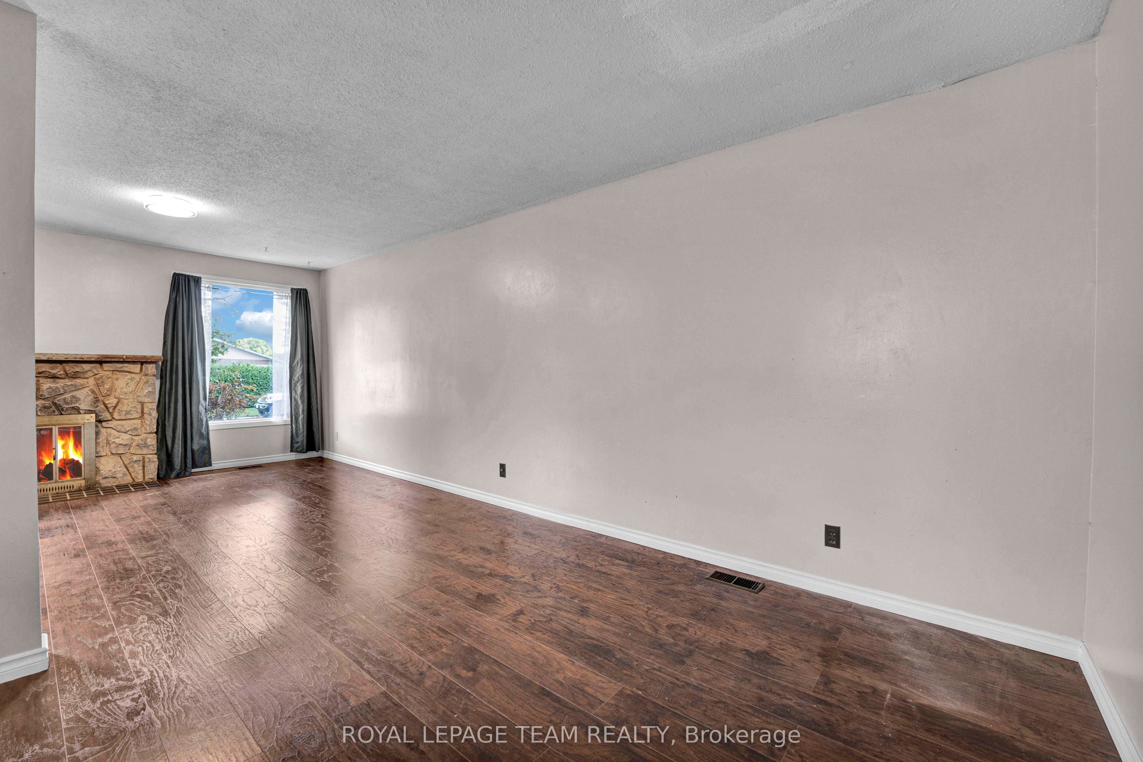 101 Country Lane W Property Photo 20