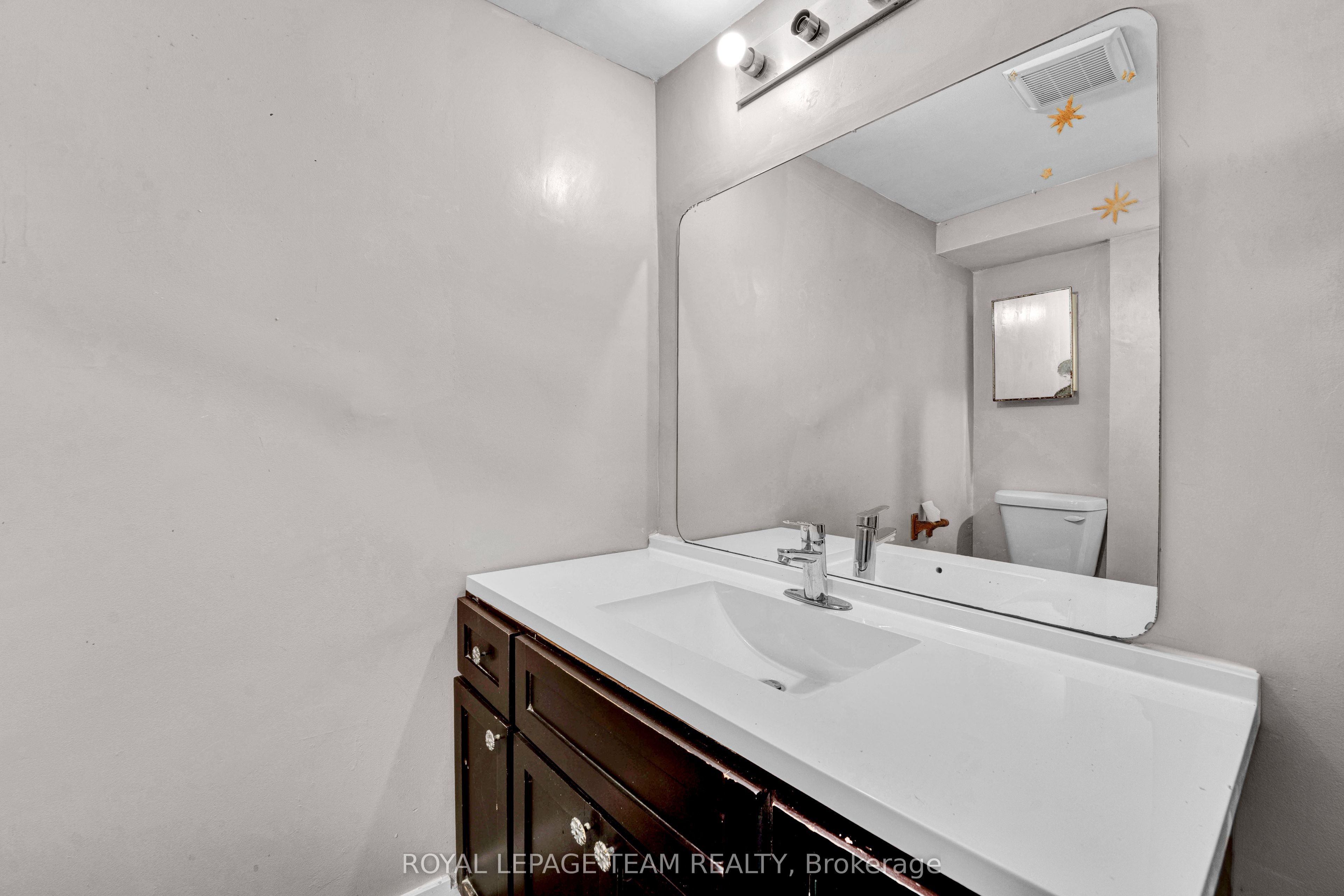 101 Country Lane W Property Photo 23