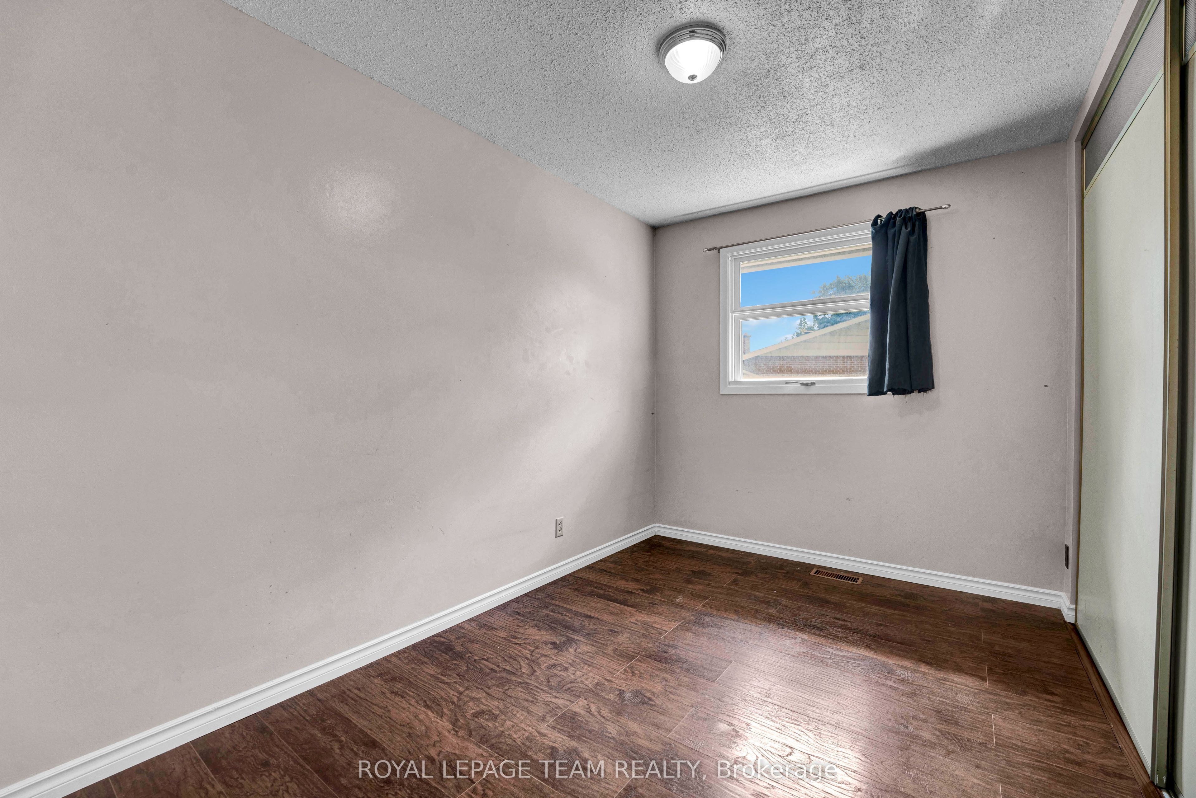 101 Country Lane W Property Photo 24