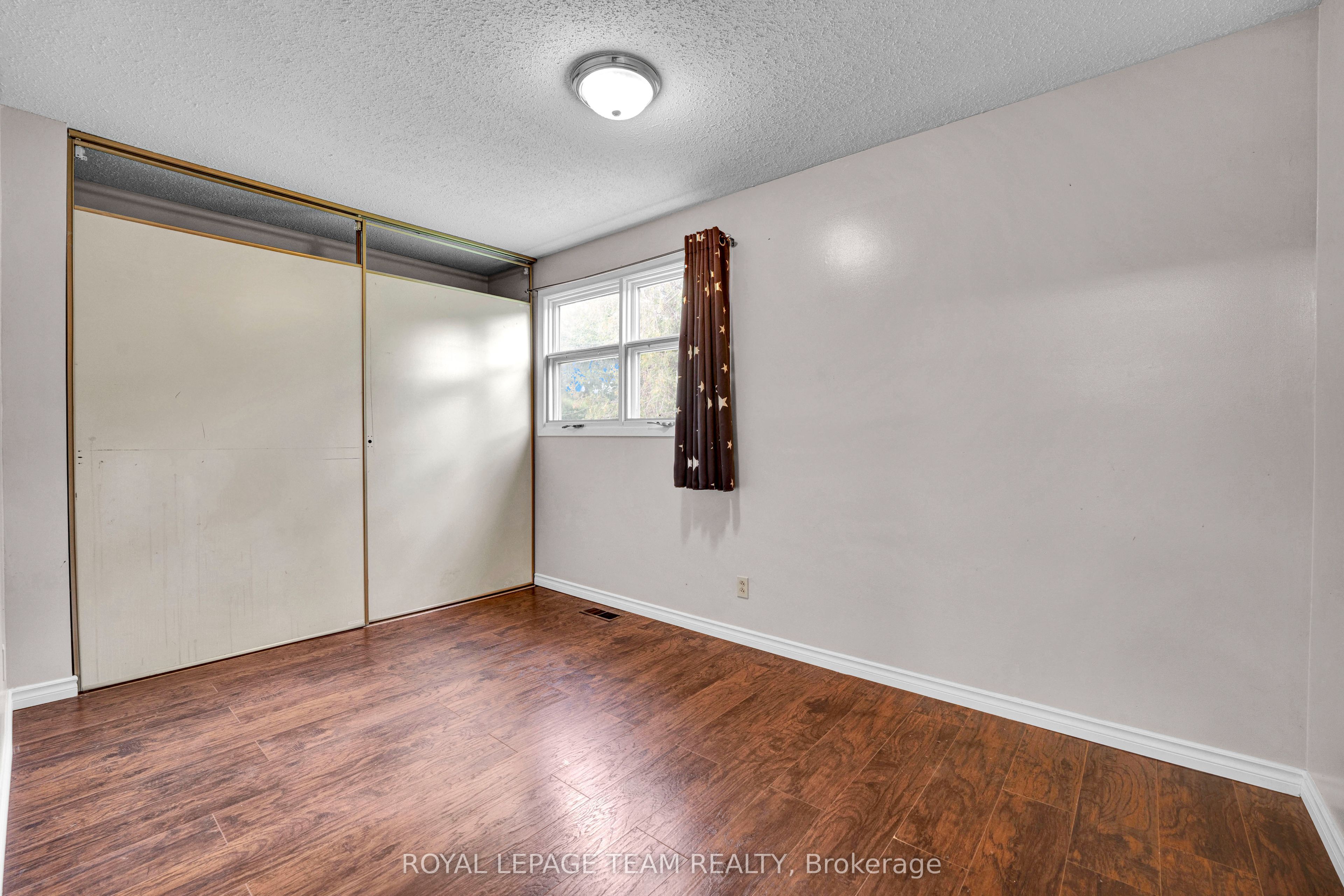 101 Country Lane W Property Photo 25