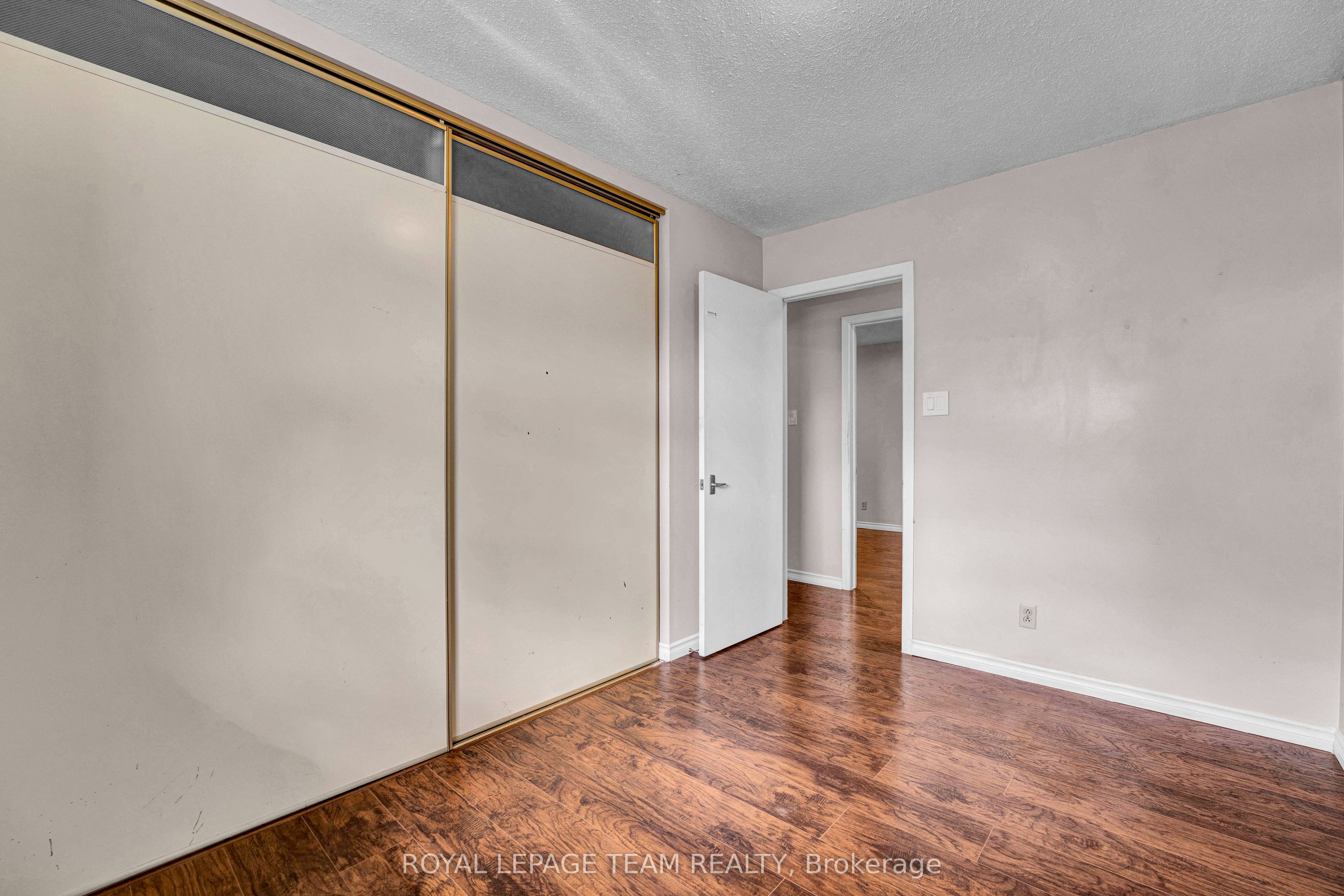 101 Country Lane W Property Photo 26