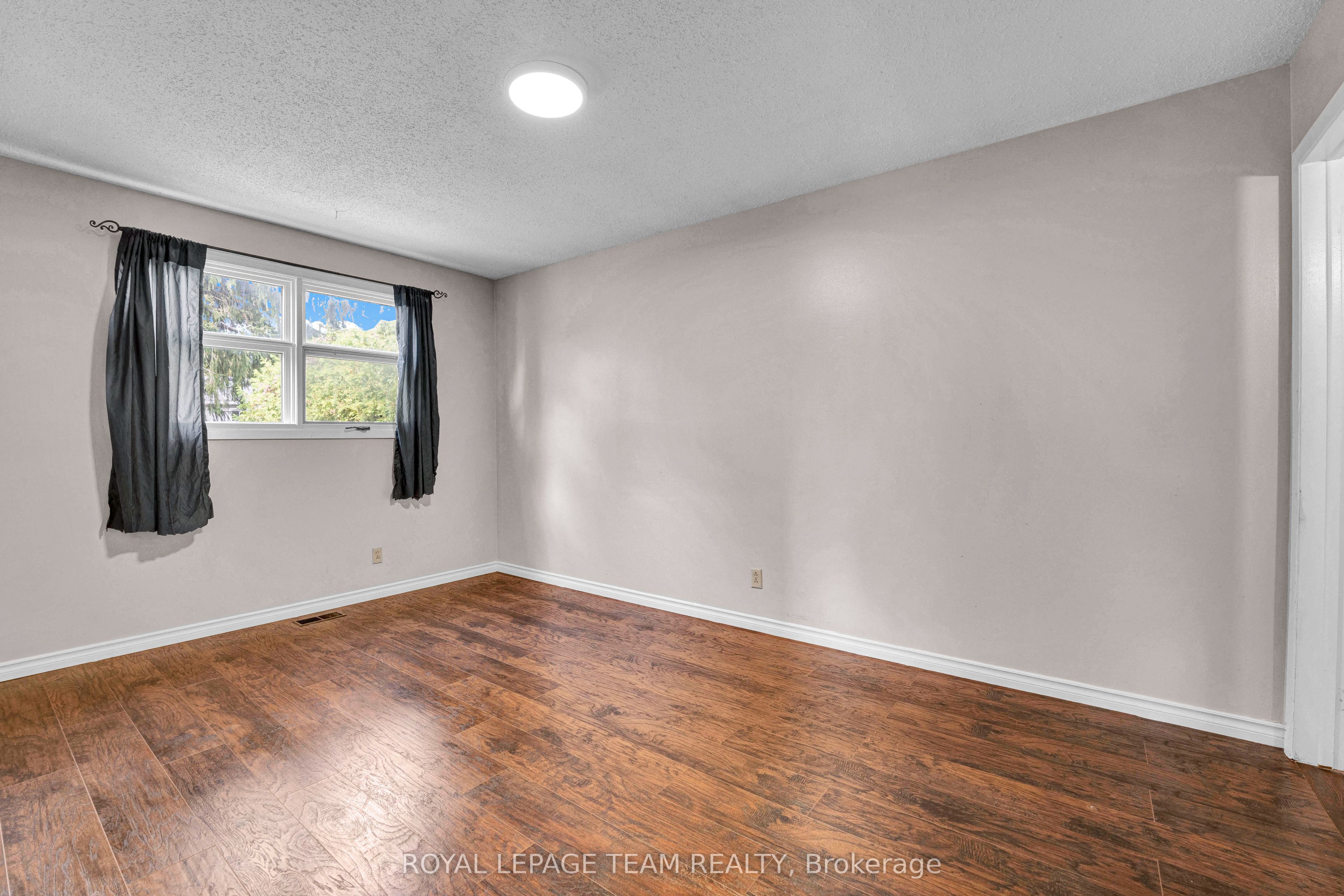101 Country Lane W Property Photo 27