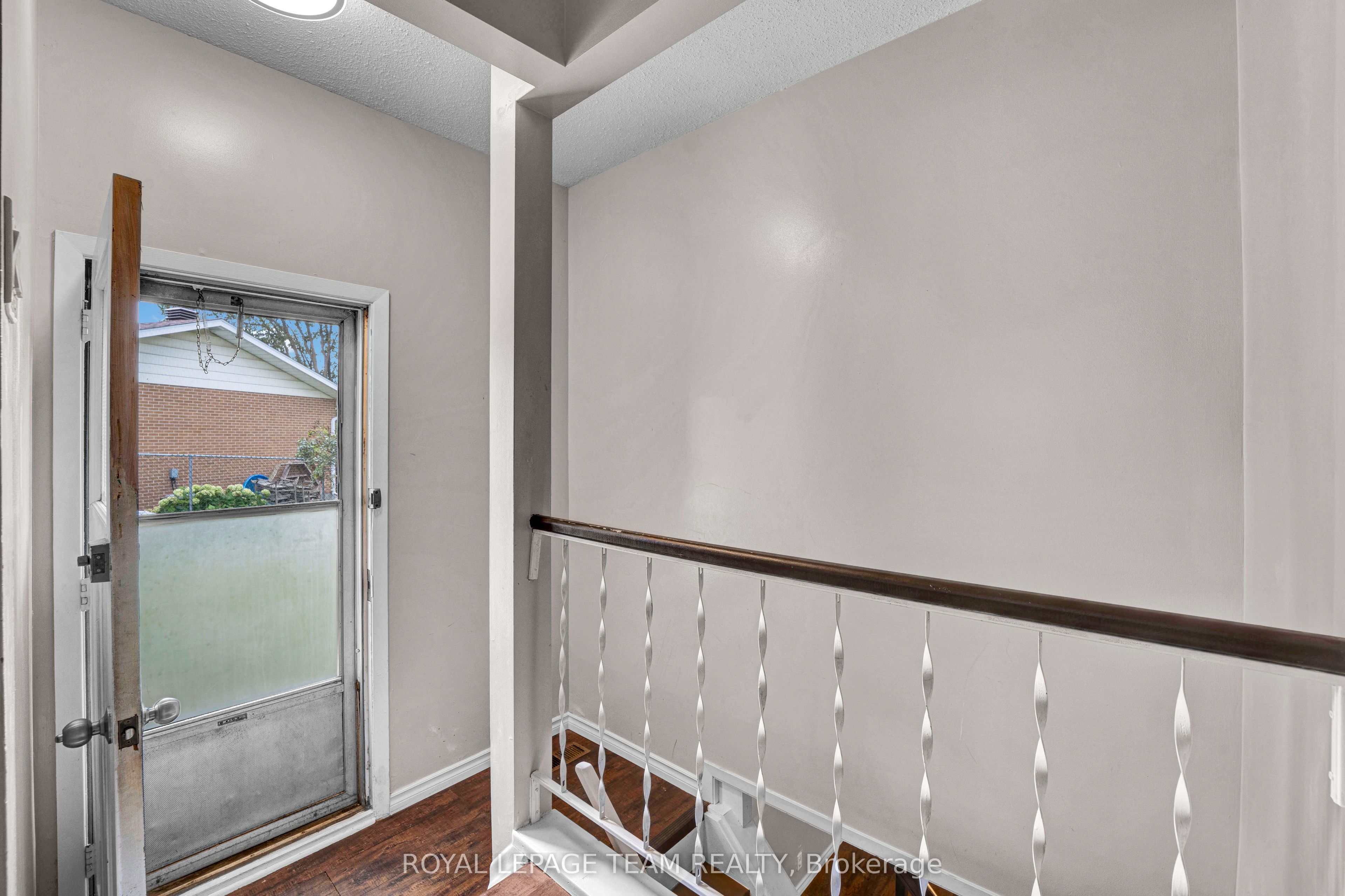 101 Country Lane W Property Photo 31