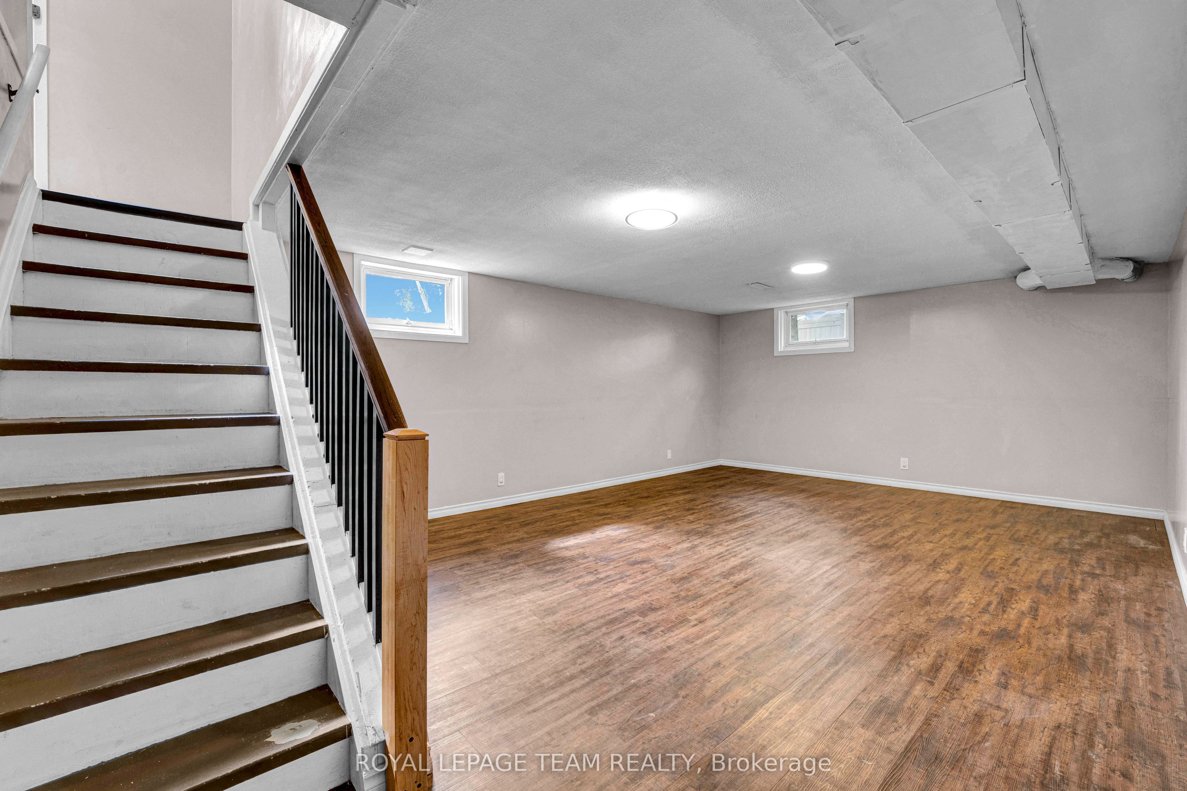 101 Country Lane W Property Photo 32