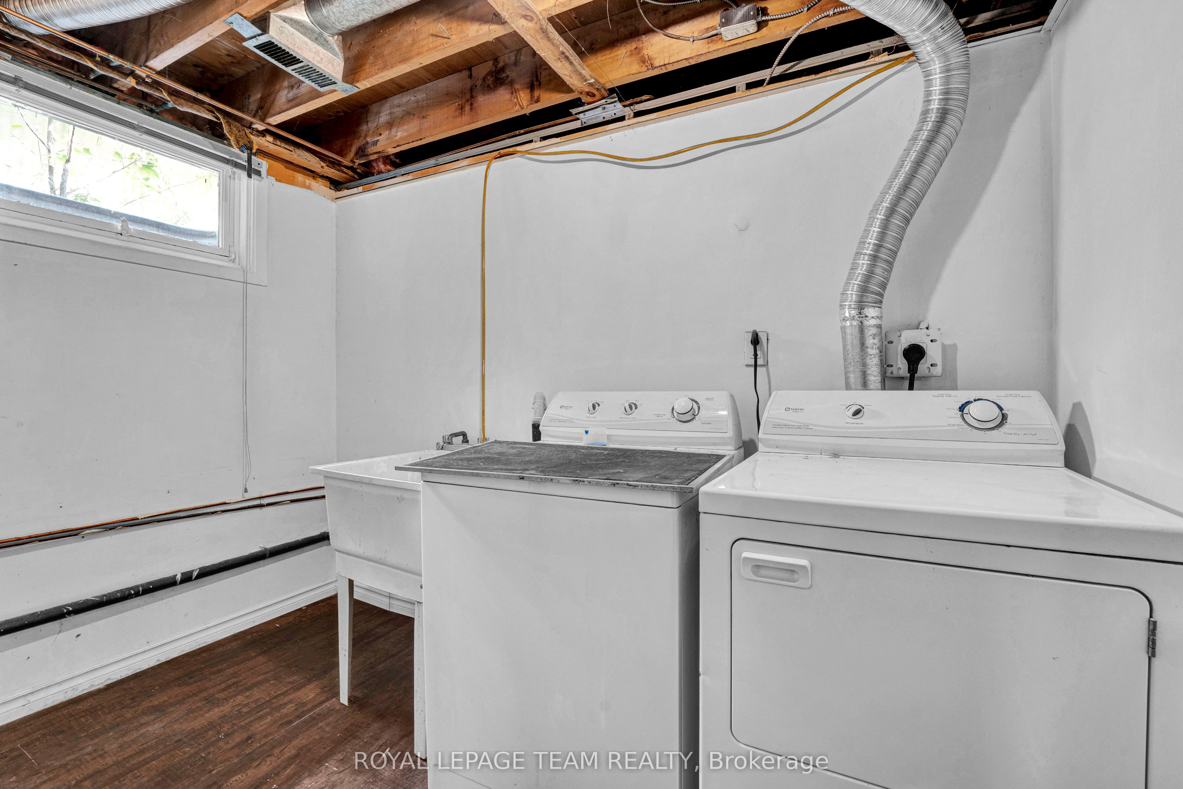 101 Country Lane W Property Photo 35