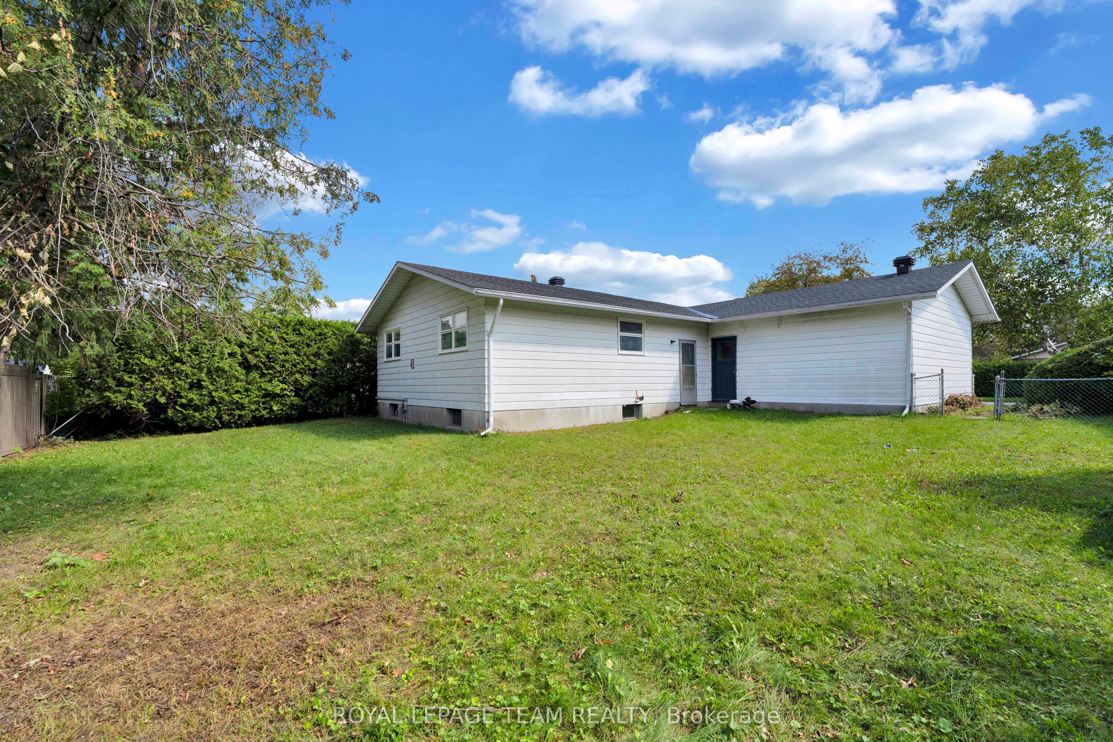 101 Country Lane W Property Photo 40