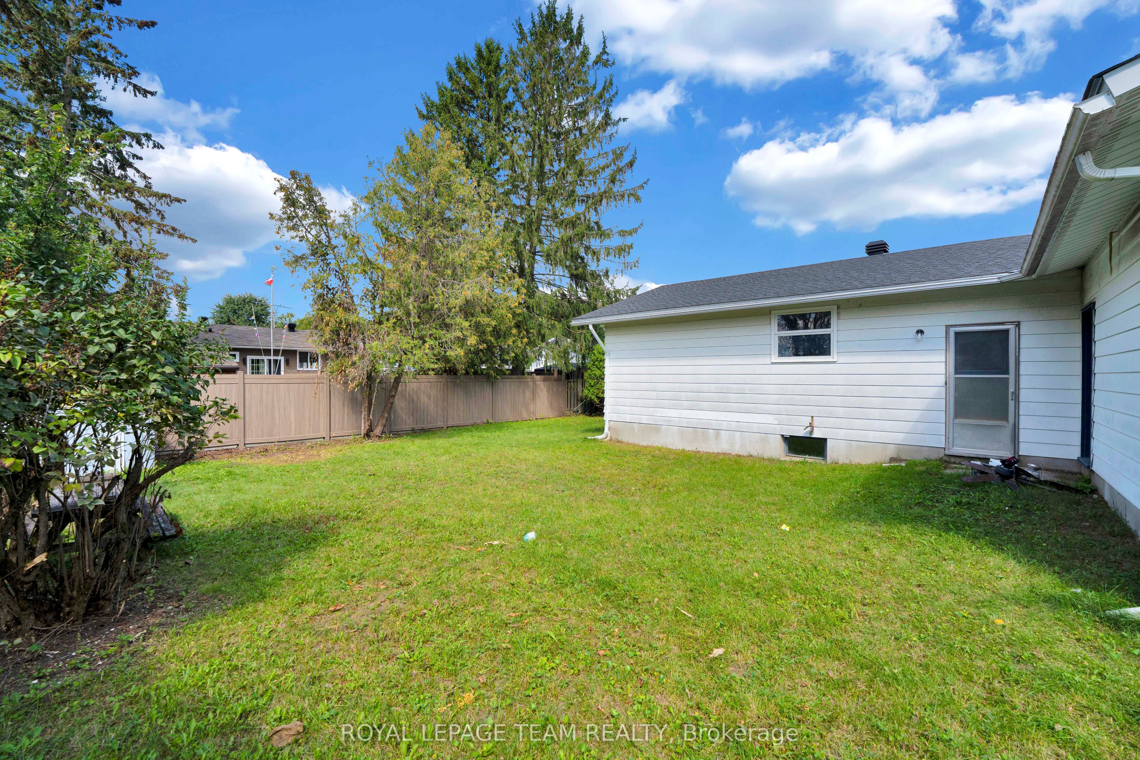 101 Country Lane W Property Photo 41