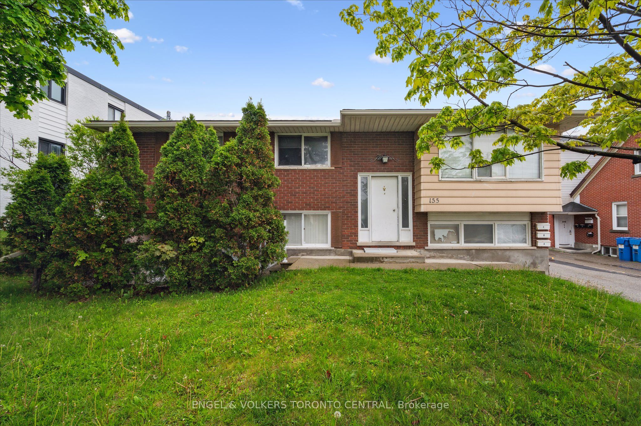155 University Avenue E Property Photo 4