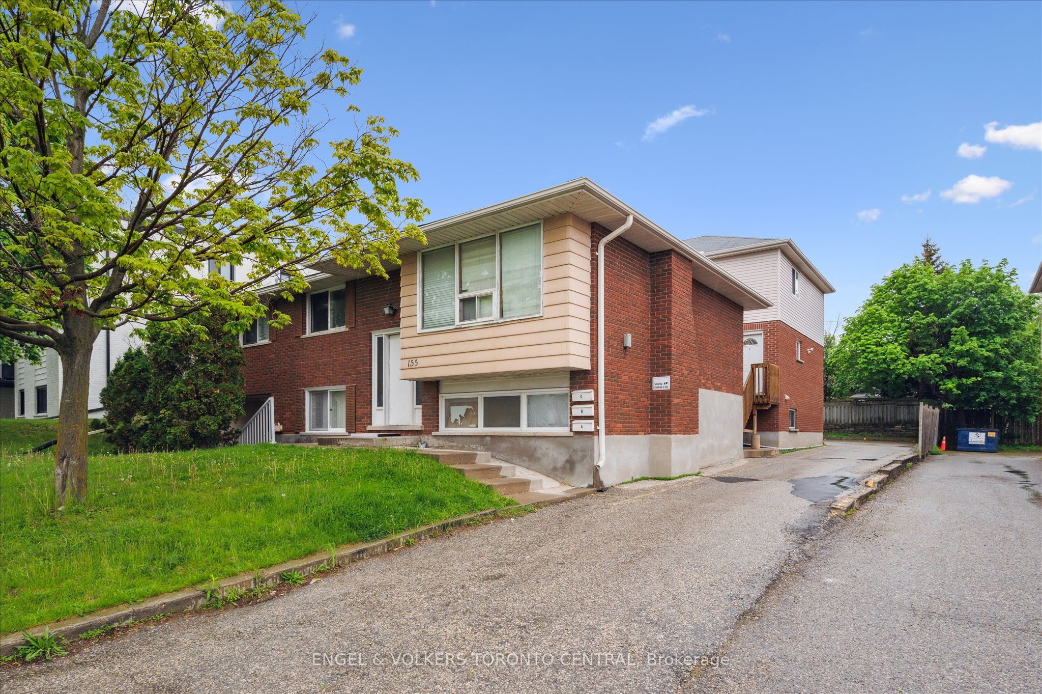 155 University Avenue E Property Photo 5