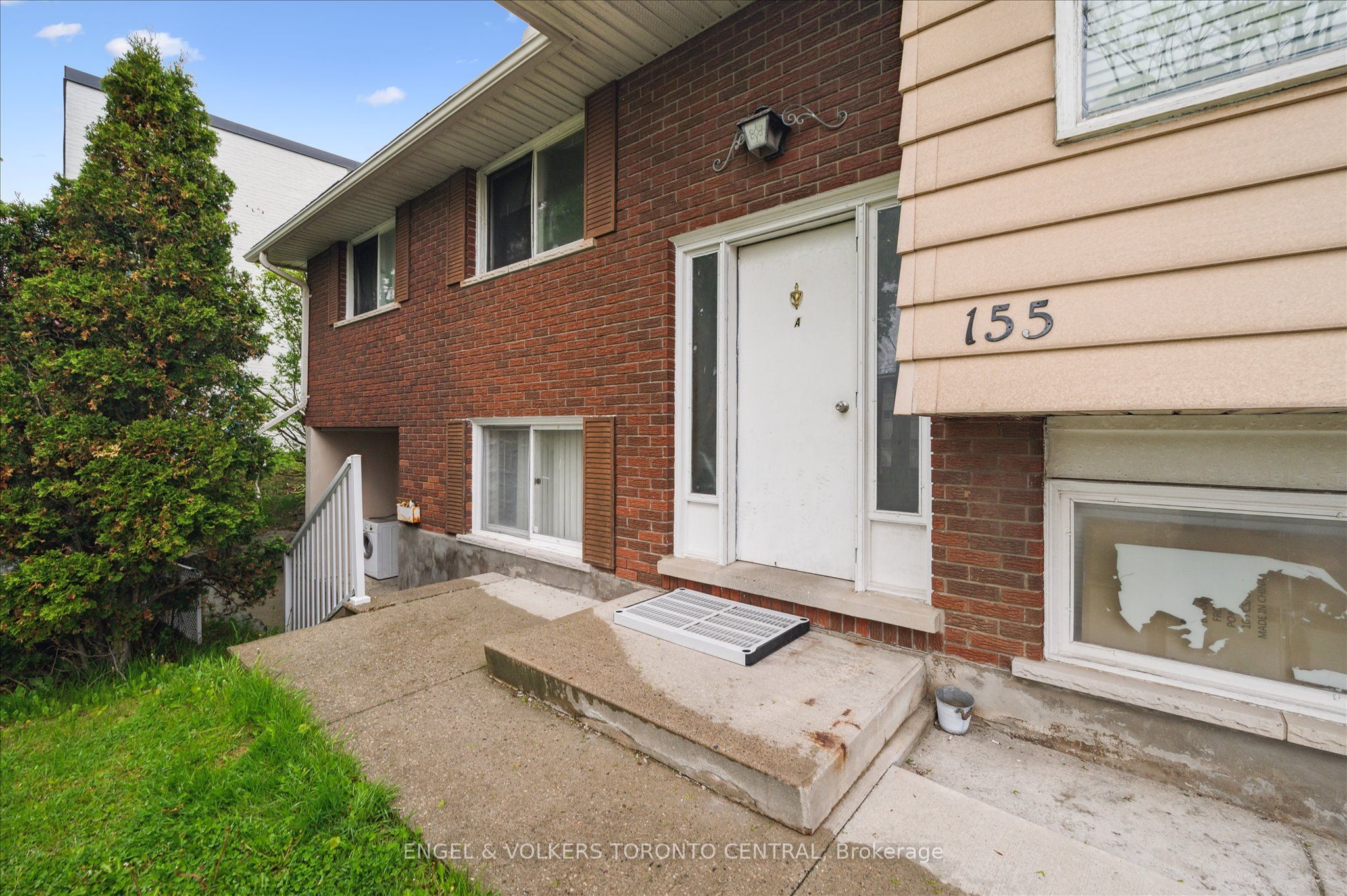 155 University Avenue E Property Photo 6