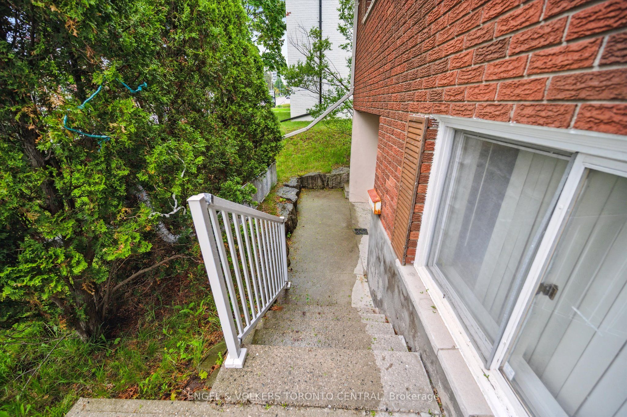 155 University Avenue E Property Photo 7