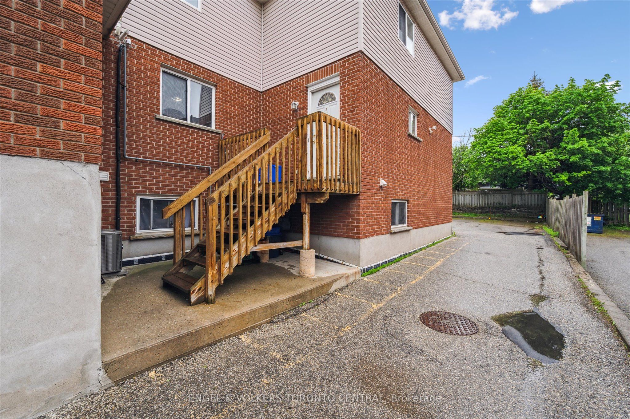 155 University Avenue E Property Photo 9
