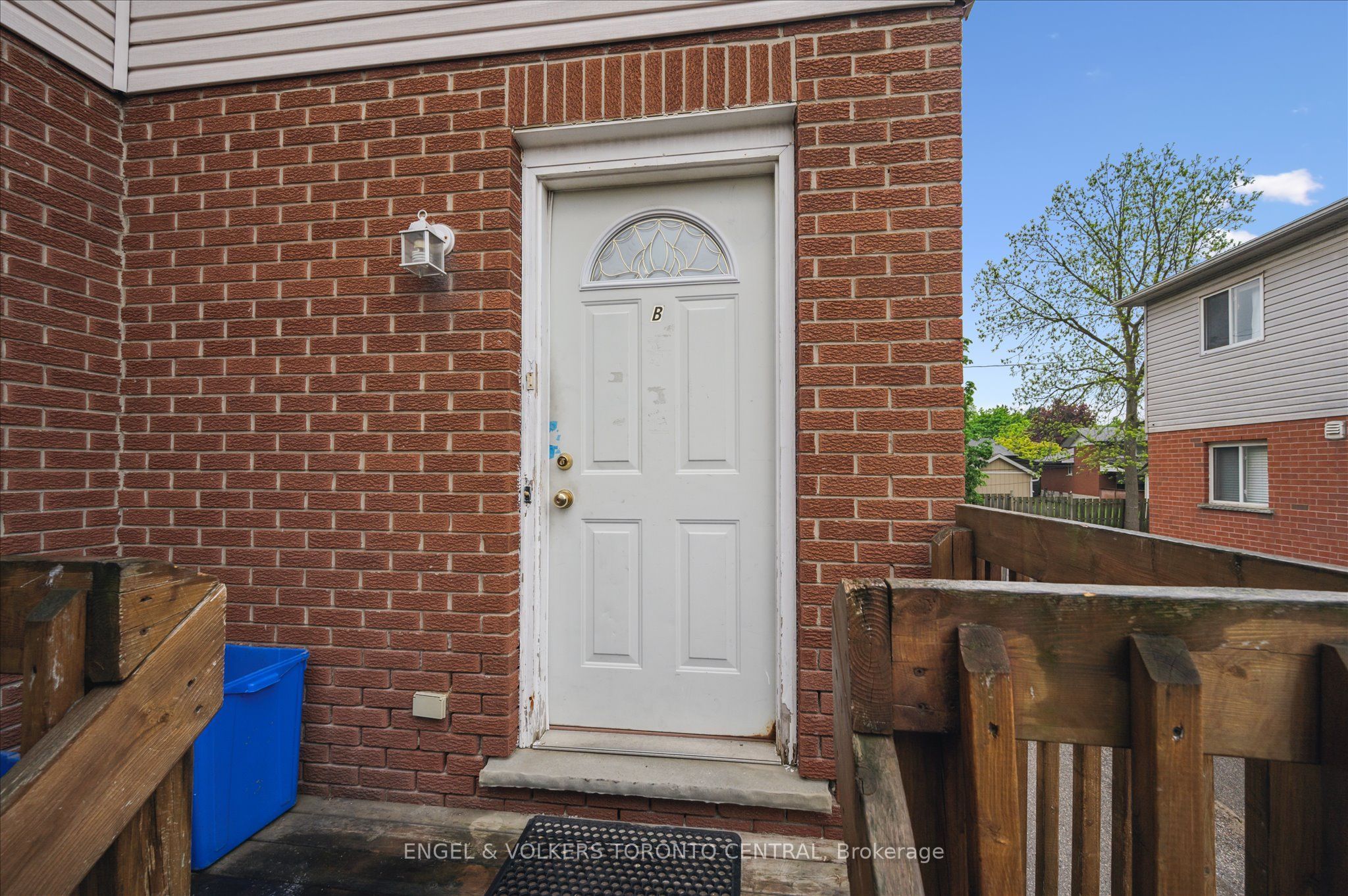 155 University Avenue E Property Photo 10
