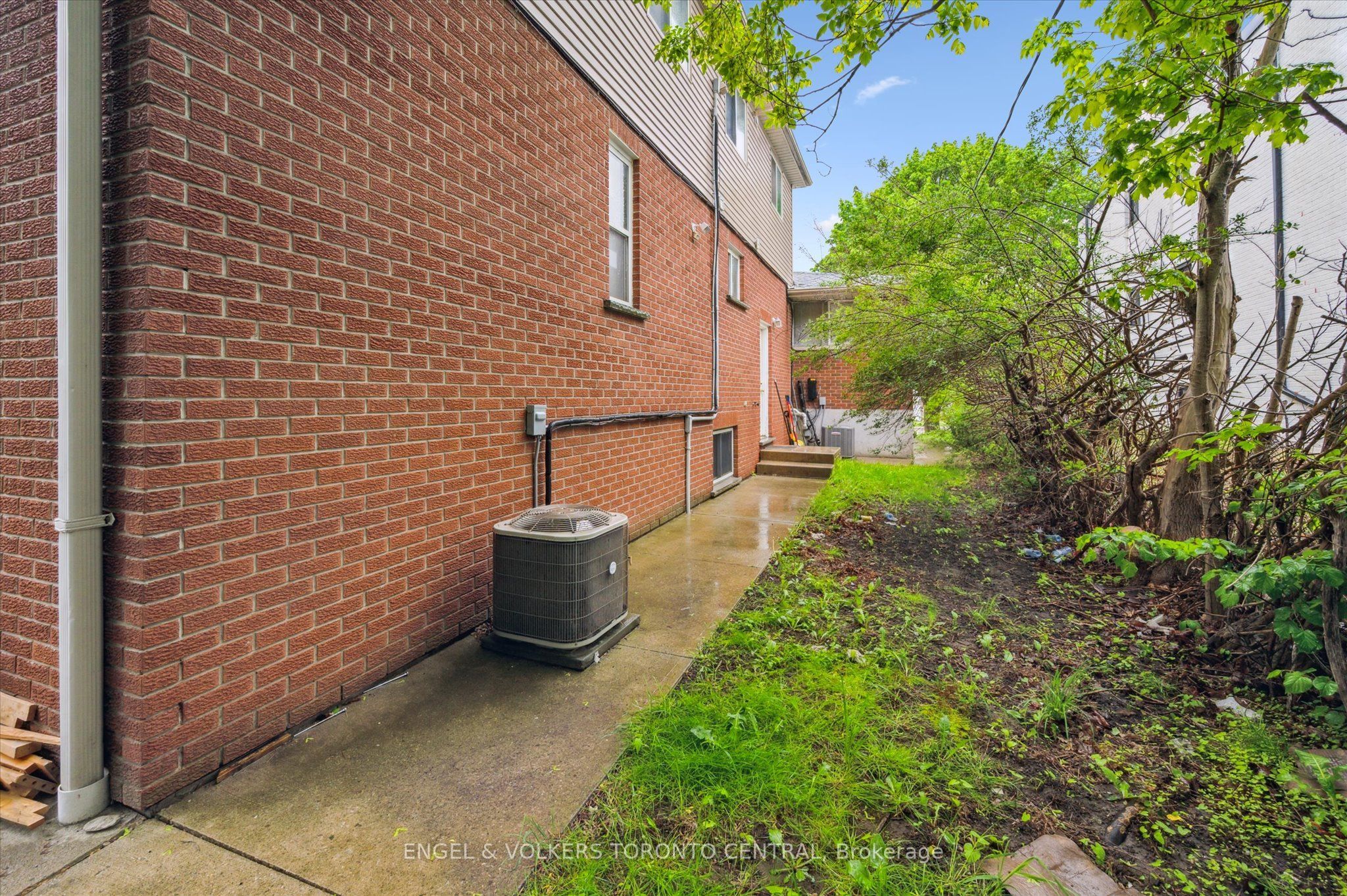 155 University Avenue E Property Photo 12