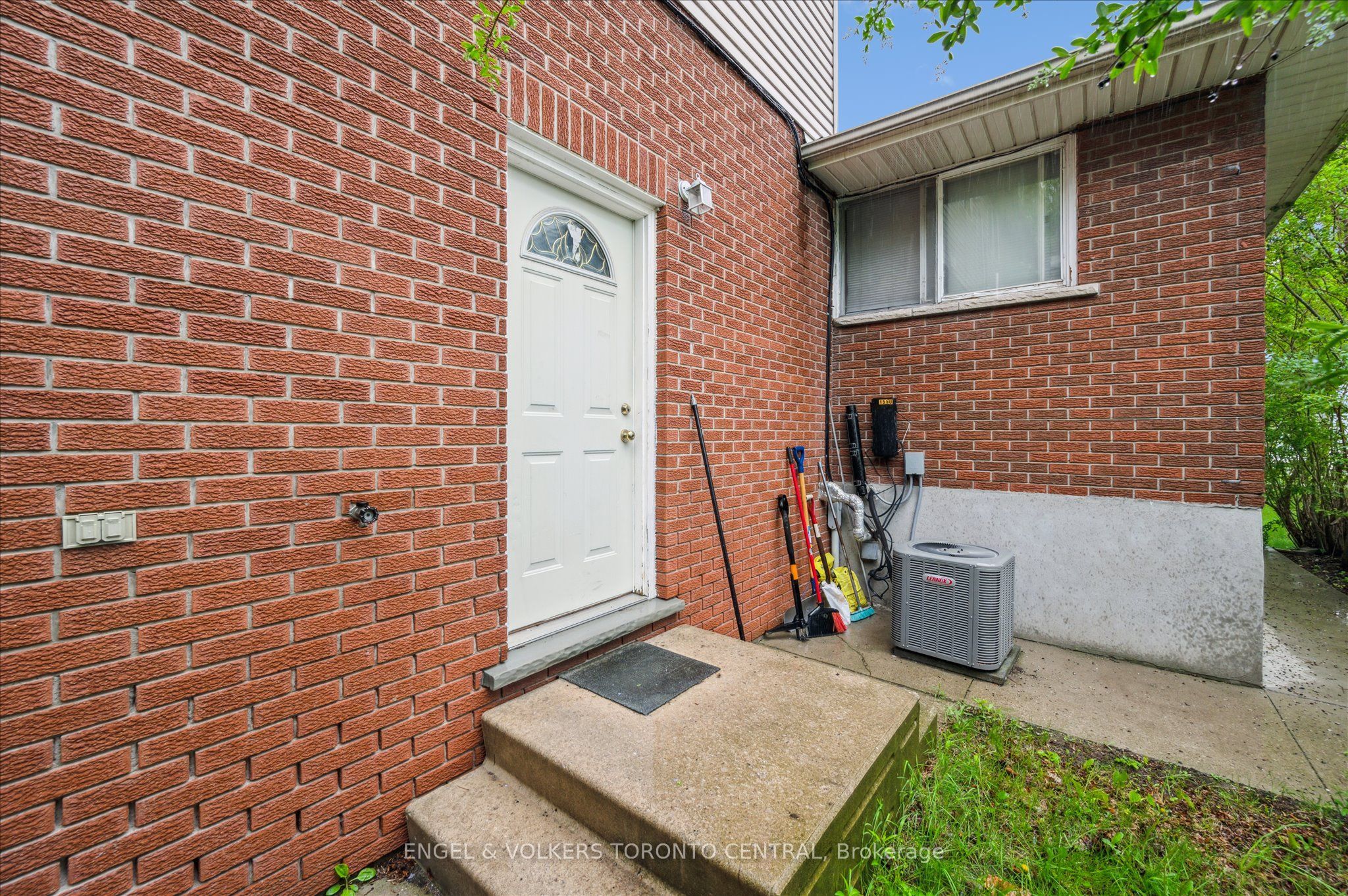 155 University Avenue E Property Photo 13